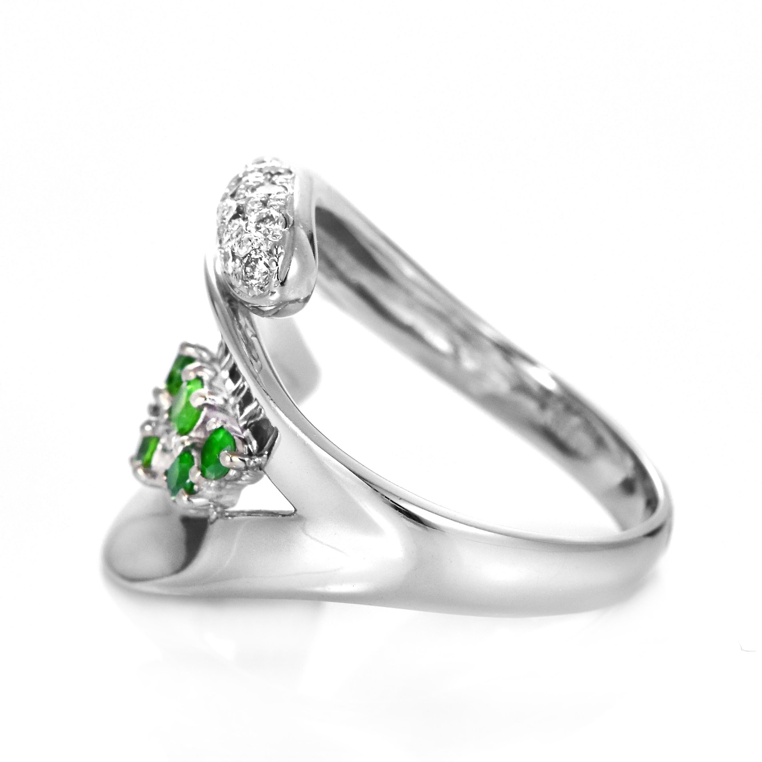 0,32 Karat Demantoid Granat und Diamant-Cluster-Ring aus 18 Karat Weißgold im Angebot 4