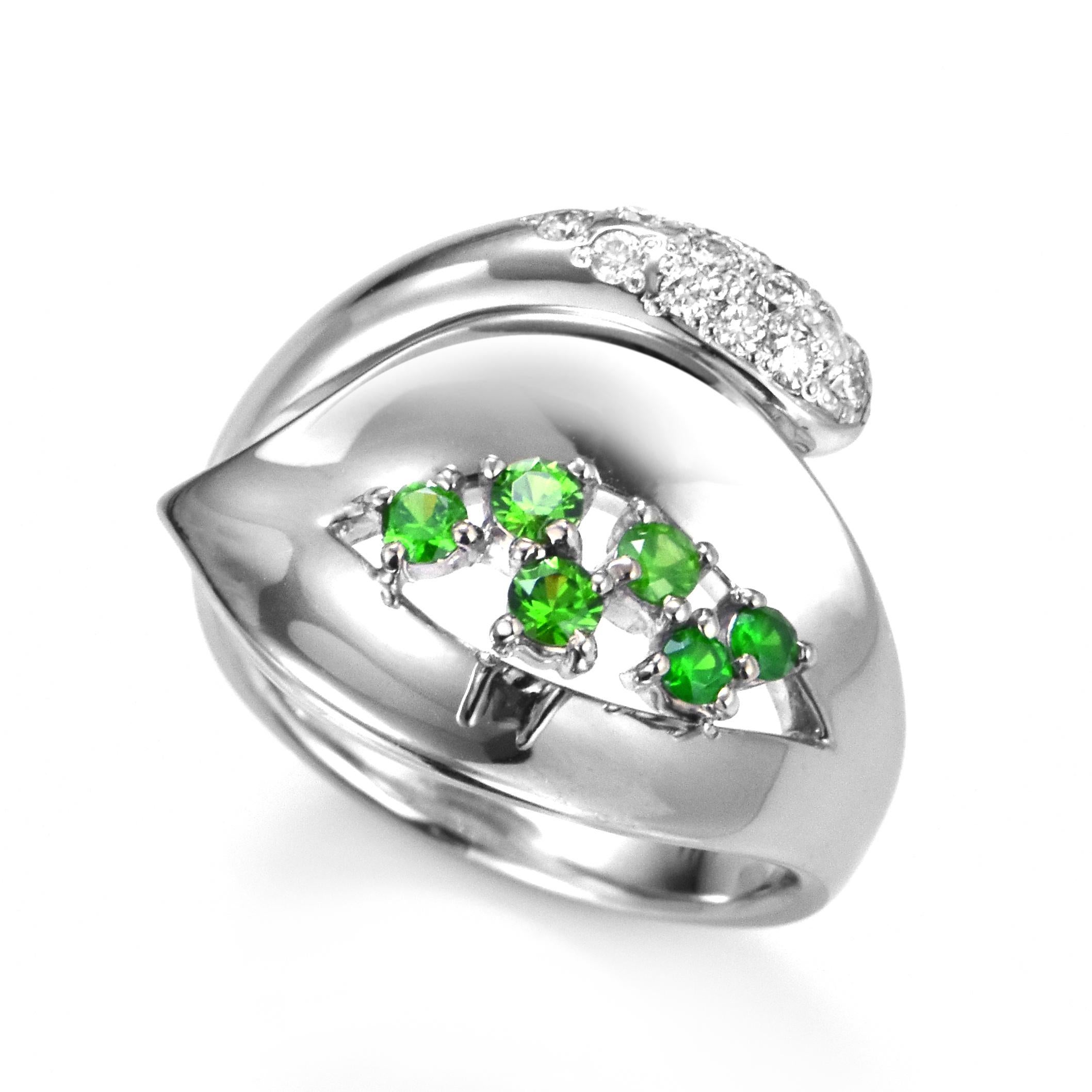 Ein wunderschöner Clusterring mit 0,32 Karat natürlichem Demantoid-Granat und 0,18 Karat Diamanten in 18 Karat Weißgold. Die einzige bekannte Quelle des Demantoid-Granats war früher das Uralgebirge in Russland, doch dank der jüngsten Entdeckungen in