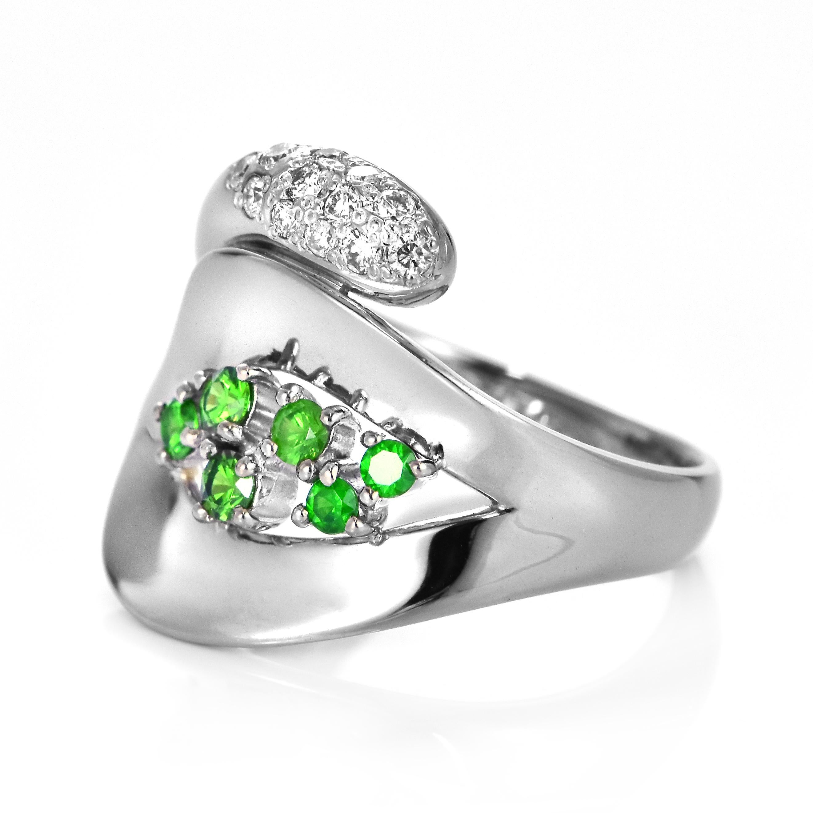 0,32 Karat Demantoid Granat und Diamant-Cluster-Ring aus 18 Karat Weißgold (Moderne) im Angebot