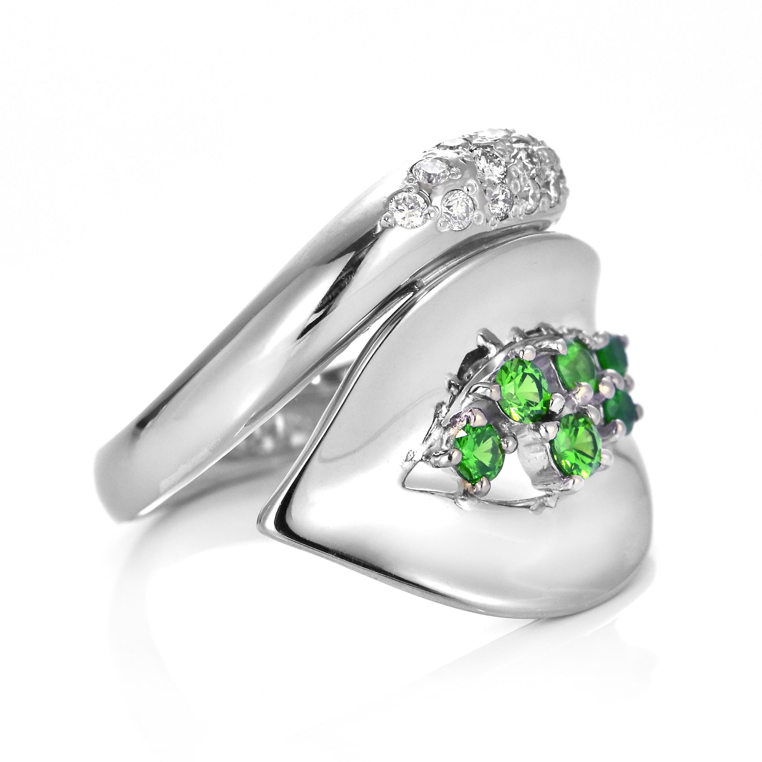 0,32 Karat Demantoid Granat und Diamant-Cluster-Ring aus 18 Karat Weißgold (Rundschliff) im Angebot