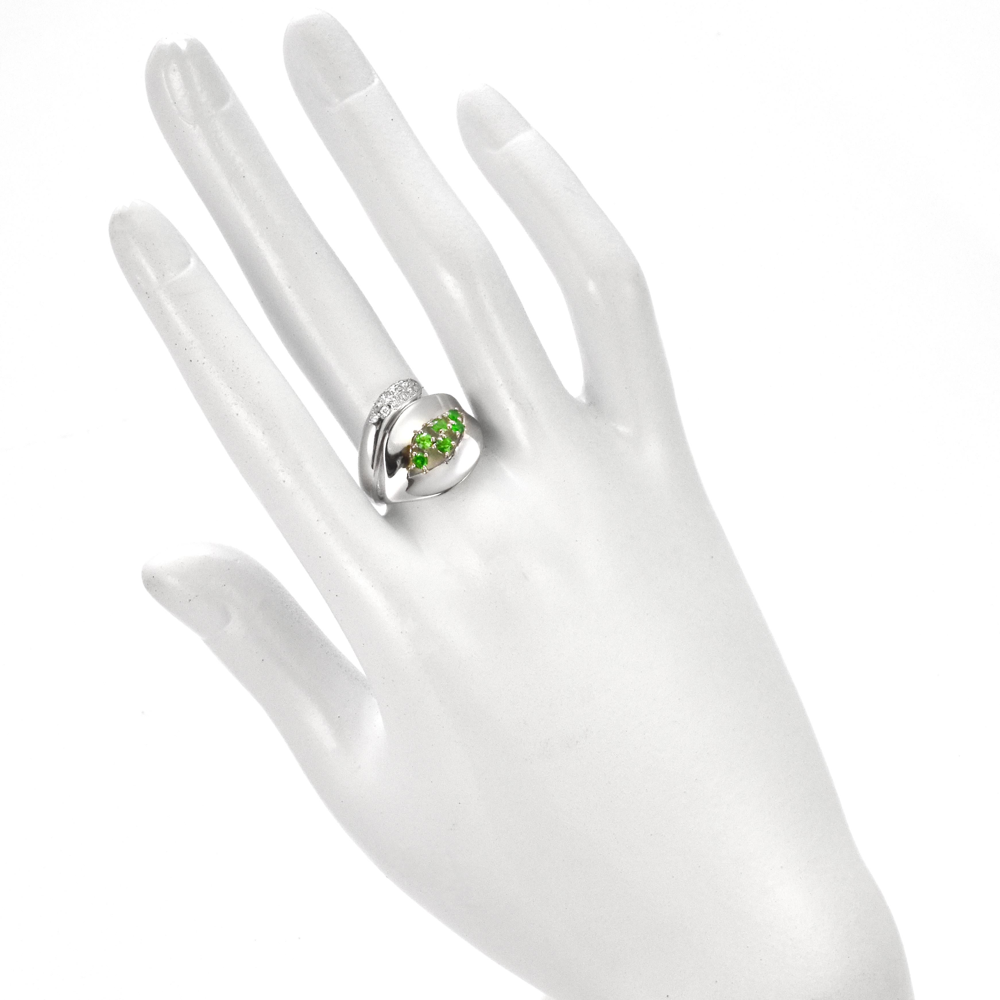 0,32 Karat Demantoid Granat und Diamant-Cluster-Ring aus 18 Karat Weißgold im Zustand „Neu“ im Angebot in Tokyo, JP