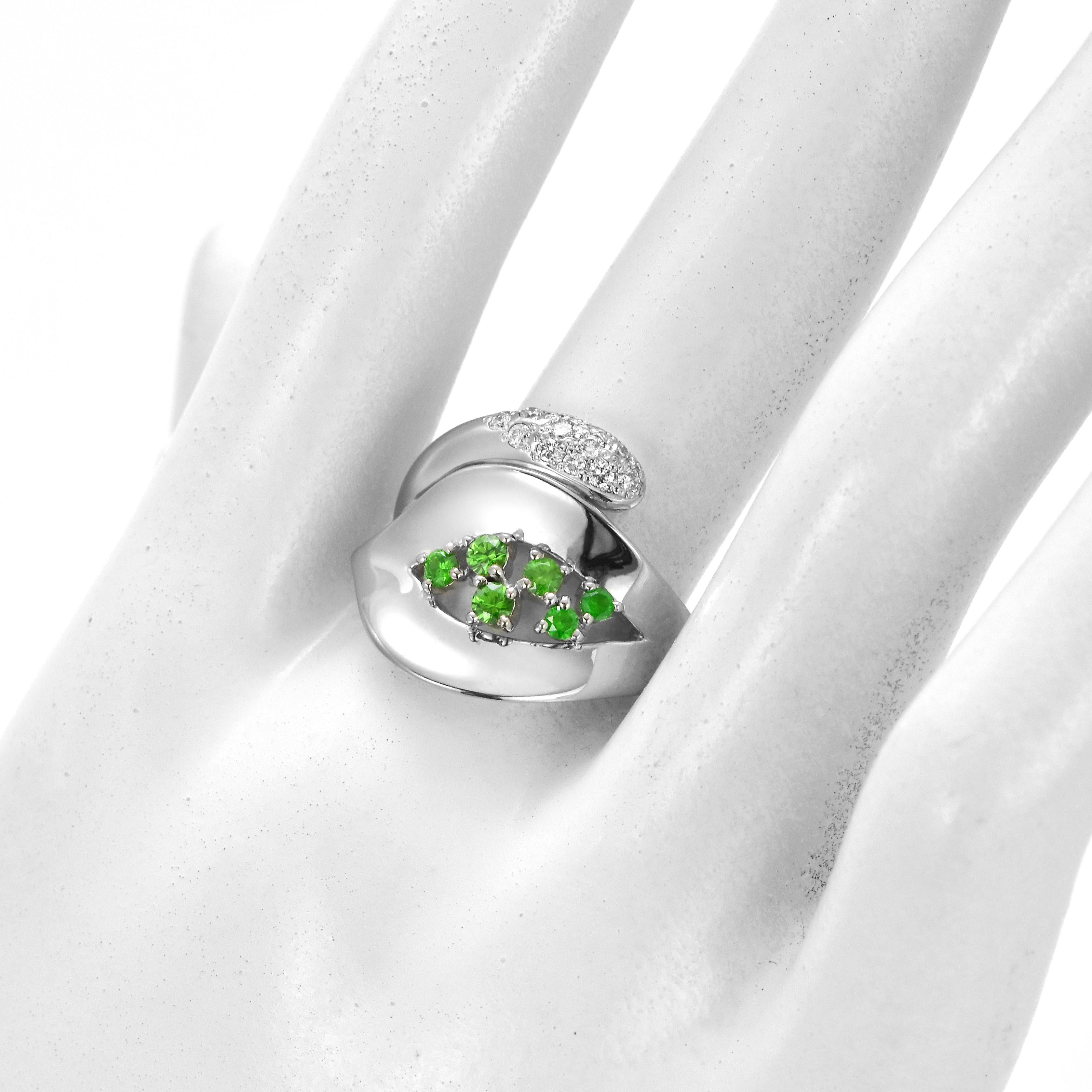 0,32 Karat Demantoid Granat und Diamant-Cluster-Ring aus 18 Karat Weißgold Damen im Angebot