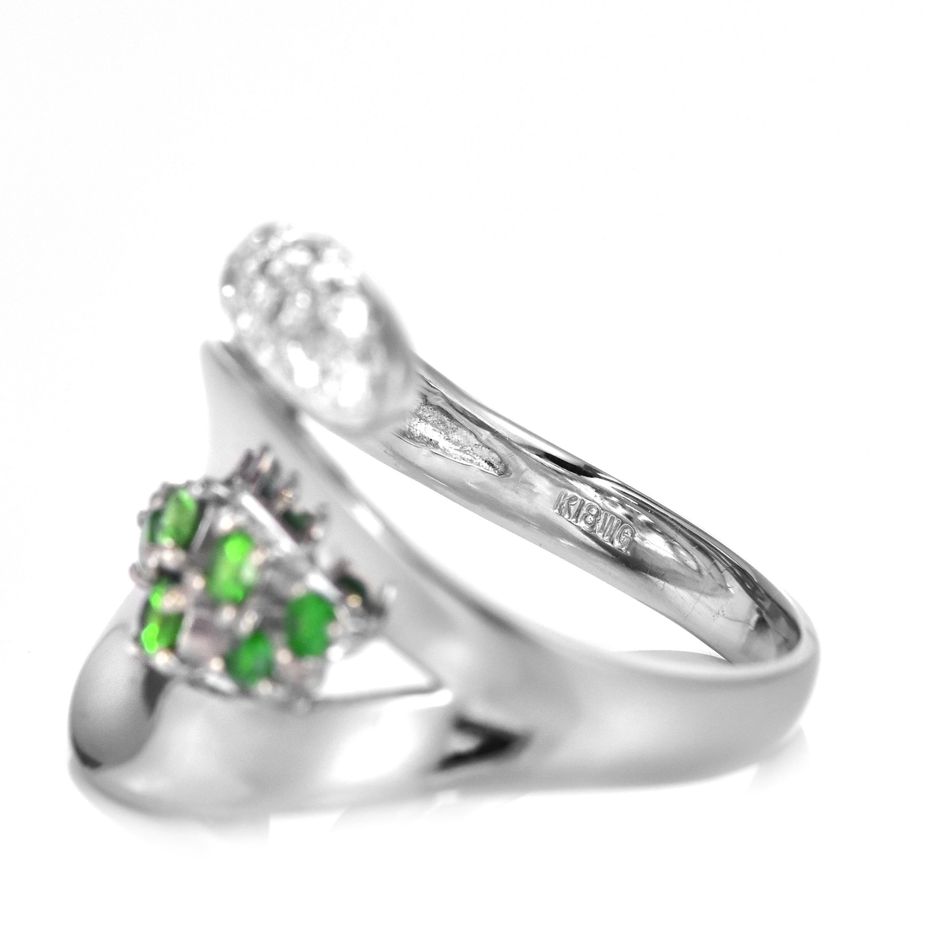 0,32 Karat Demantoid Granat und Diamant-Cluster-Ring aus 18 Karat Weißgold im Angebot 1