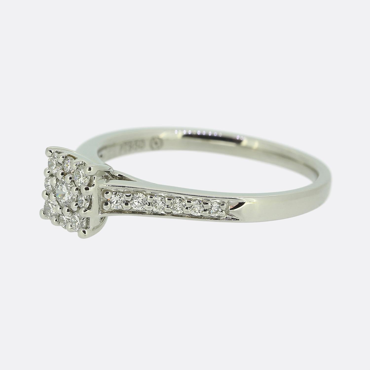 Ecco un anello a grappolo di diamanti in platino. La faccia di questo anello è di forma quadrata rialzata con 9 diamanti rotondi taglio brillante incastonati e ogni spalla è incastonata con altri 6 diamanti.

Condit: Usato (Eccellente) - Lucidato
