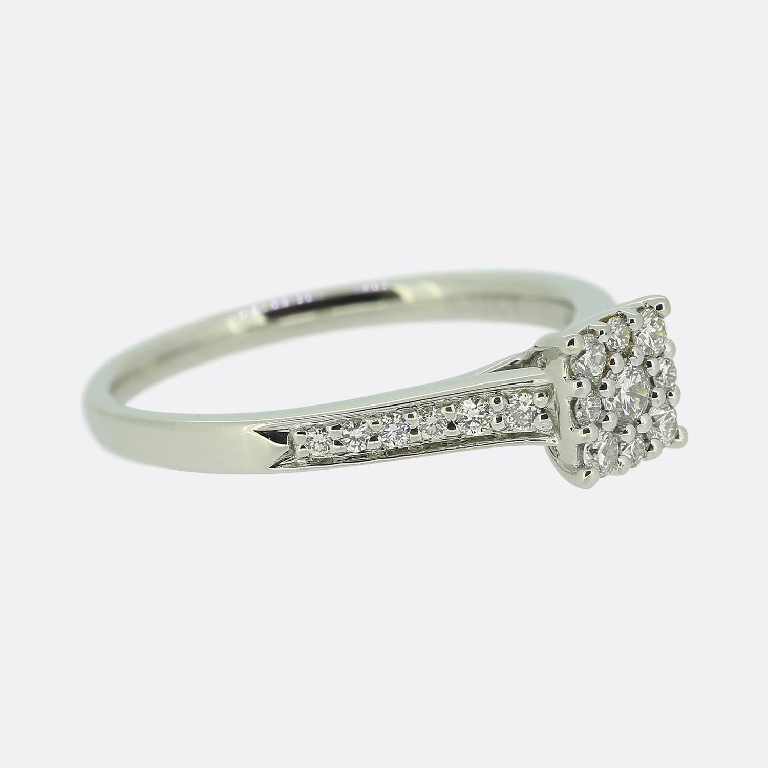 Taglio brillante Anello con diamante quadrato da 0,32 carati in vendita