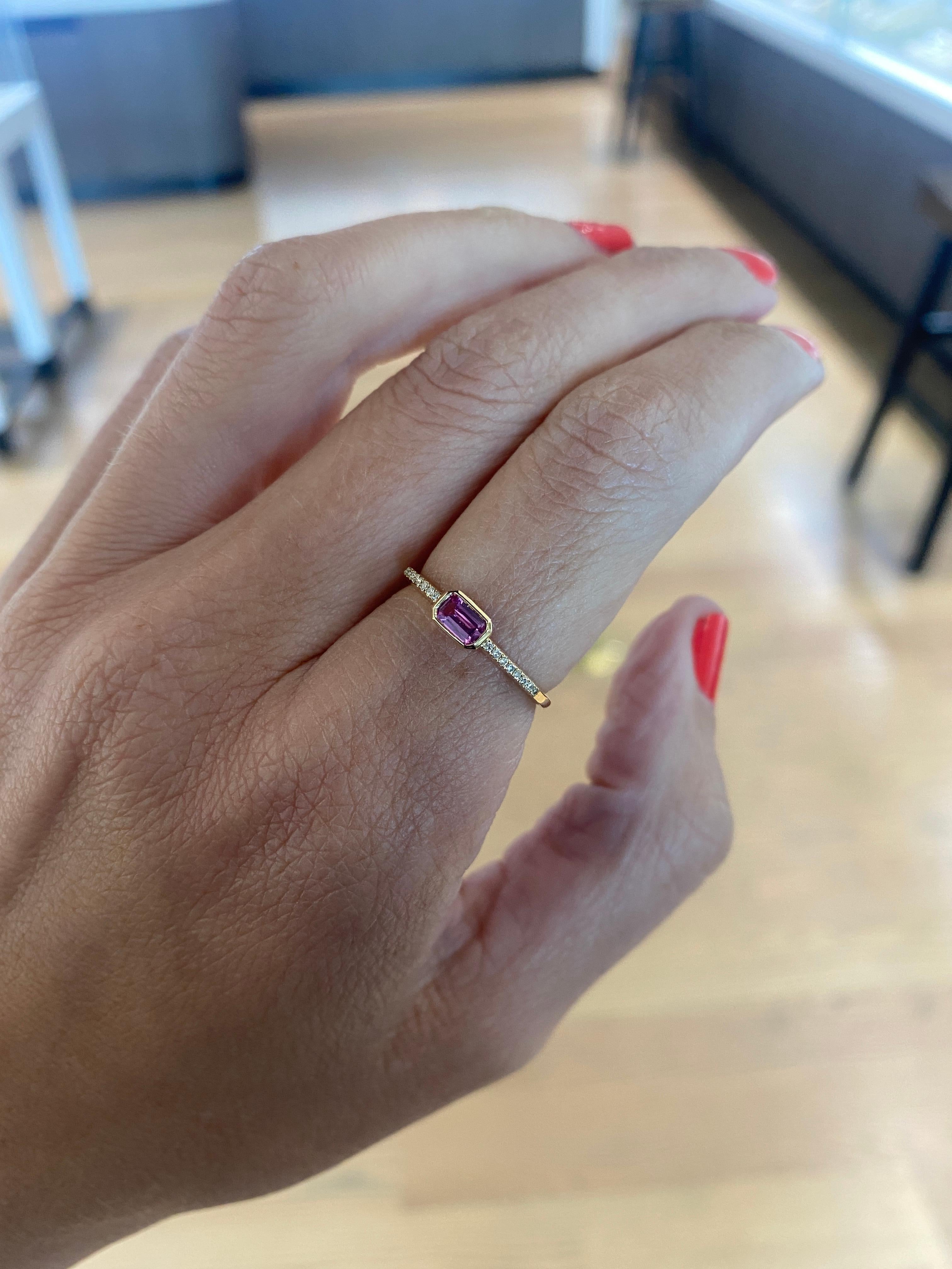 0,32 Karat rosa Saphir im Smaragdschliff & 0,05 Karat Diamantring aus 14 Karat Gelbgold 4