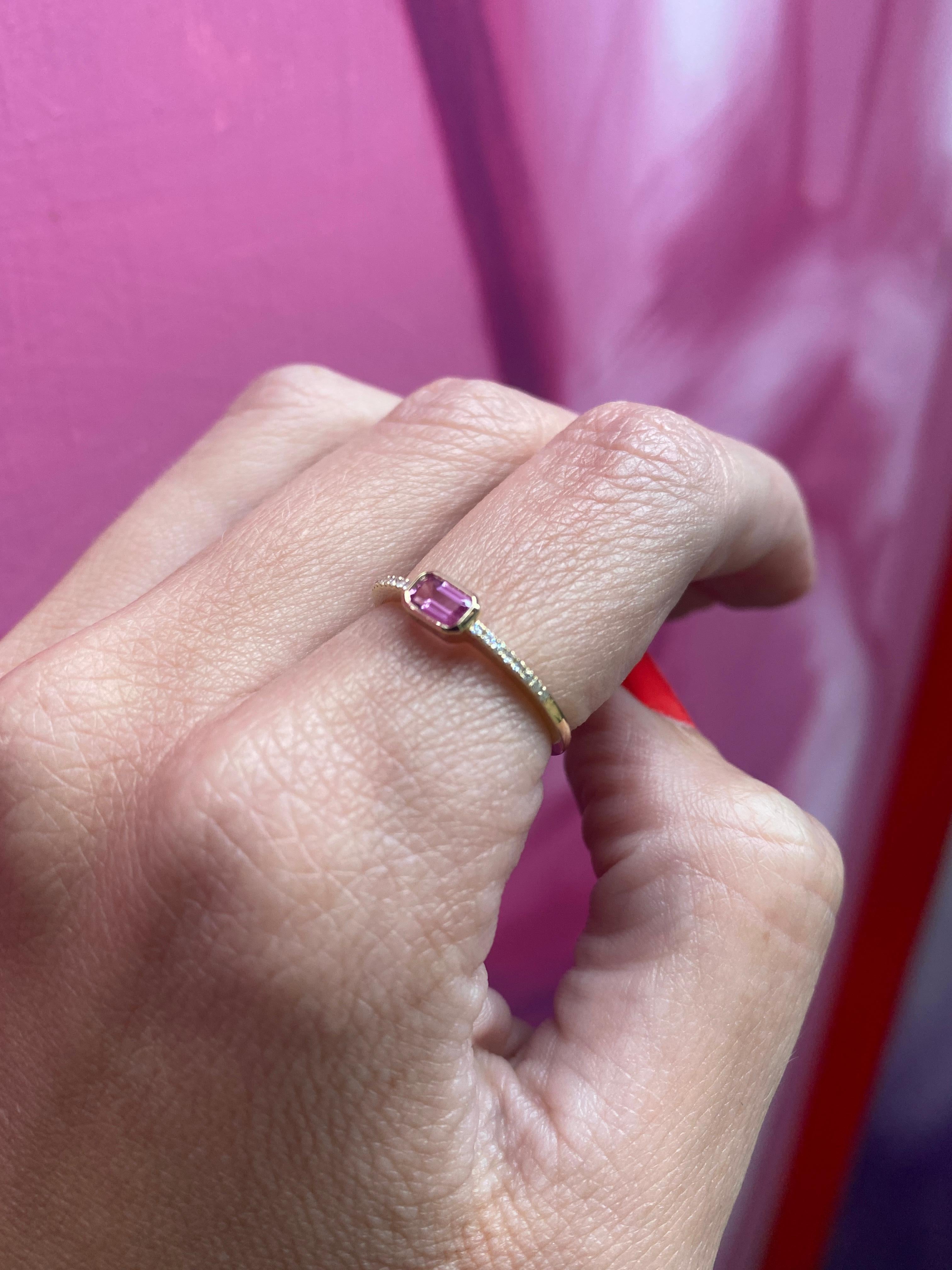 0,32 Karat rosa Saphir im Smaragdschliff & 0,05 Karat Diamantring aus 14 Karat Gelbgold 5