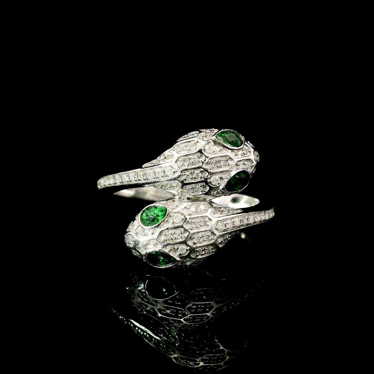 Ring aus 18kt Weißgold mit Diamanten
  
  Goldfarbe und Karat: Weißgold 18kt
  Gewicht: 4,00 Gramm
  
  Satz mit...
  Steinart: Diamanten
  Die Form: Emerlad
  Karat: 0,32 Karat (04 Stück)
  Farbe: -
  Klarheit: -
  
  Umliegende Steine: Diamanten
 