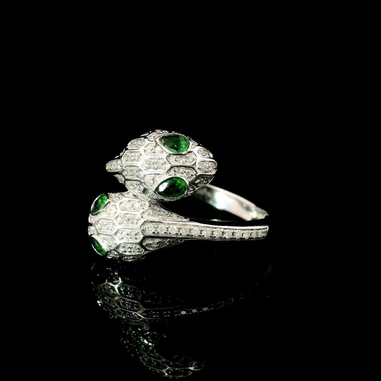 0,32 Karat Smaragd-Diamant-Ring im Zustand „Neu“ im Angebot in บางรัก, TH