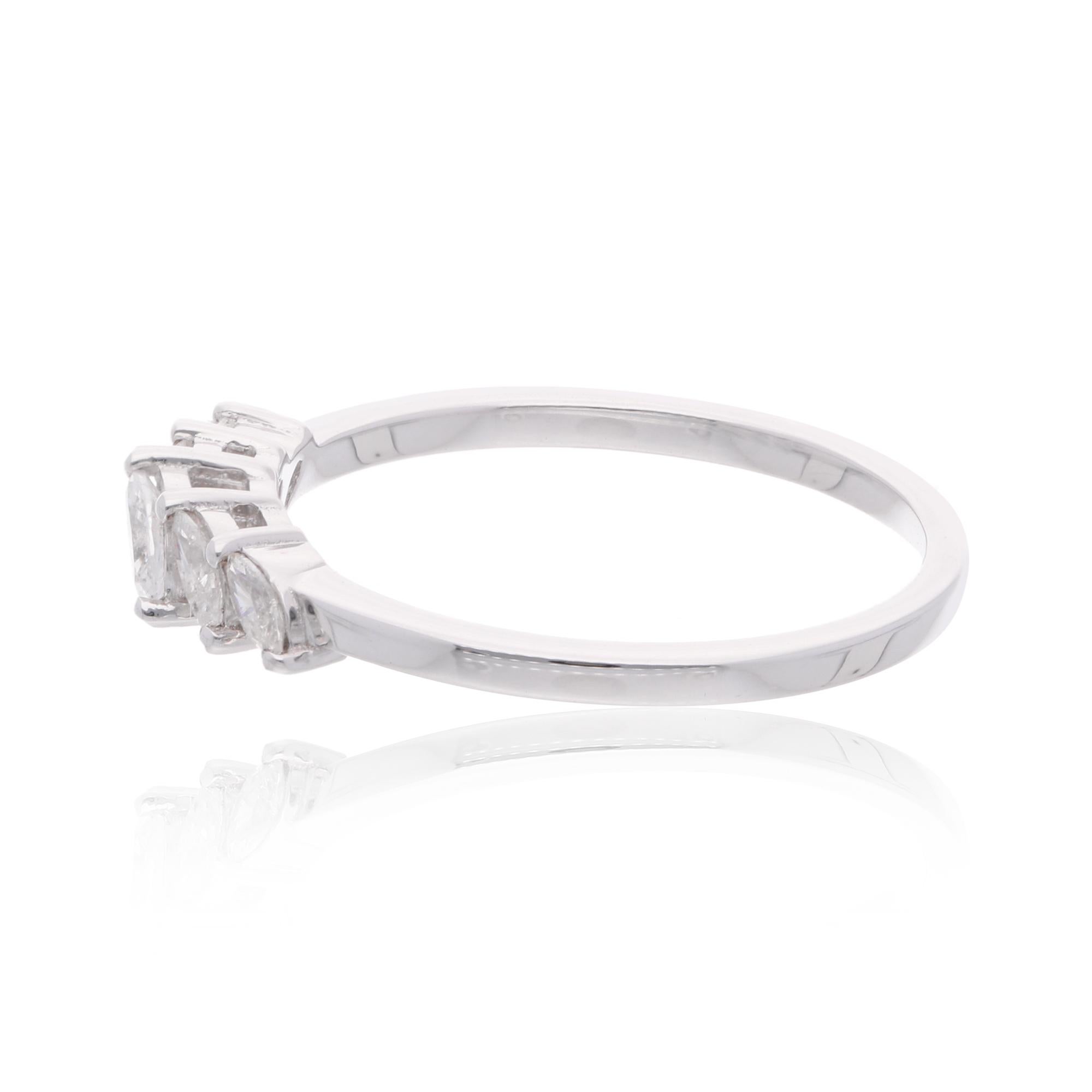 La bague est de taille 7 et peut être redimensionnée en plus grand ou plus petit sur demande. Suivez la vitrine de Spectrum Jewels pour découvrir la dernière collection et les pièces exclusives. Spectrum Jewels est fièrement classé parmi les
