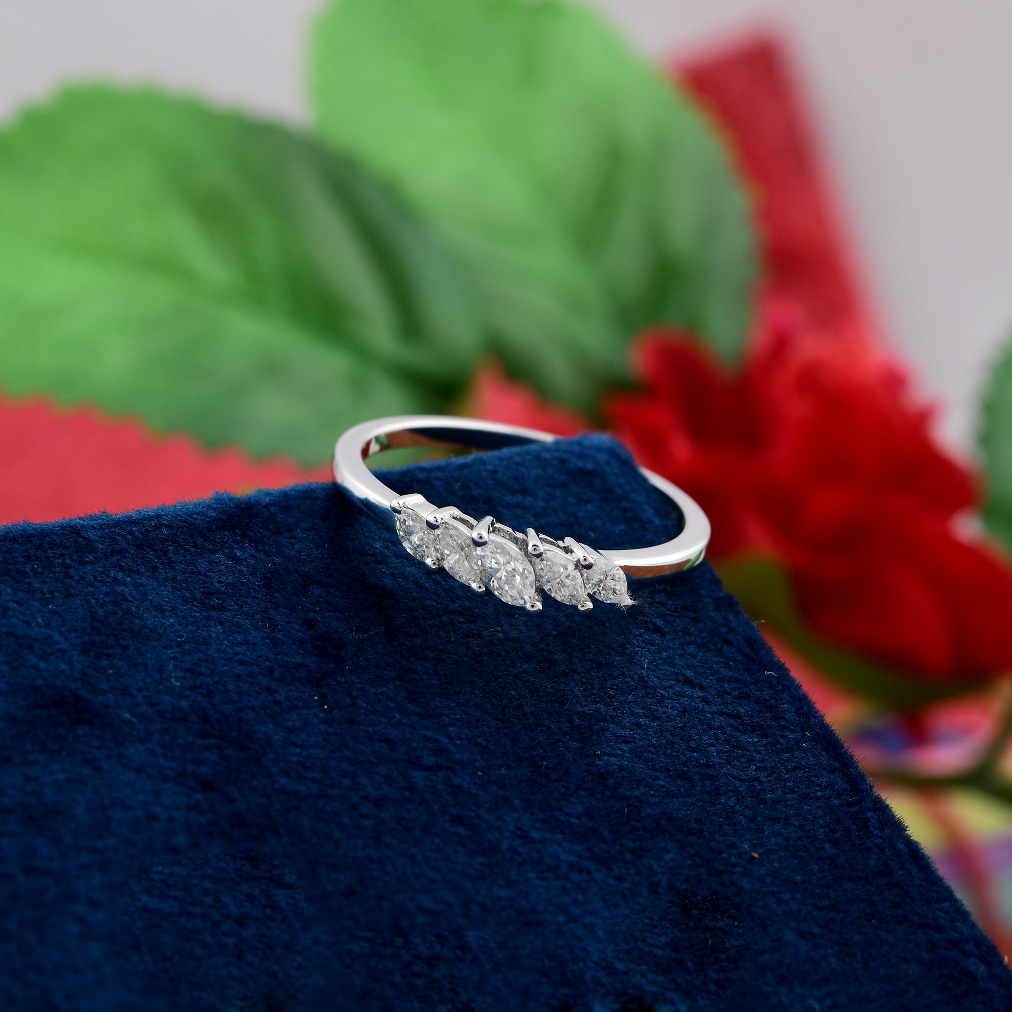 Bague jonc en or blanc 18 carats avec diamant marquise de 0,32 carat de pureté Neuf - En vente à Diera, Dubai
