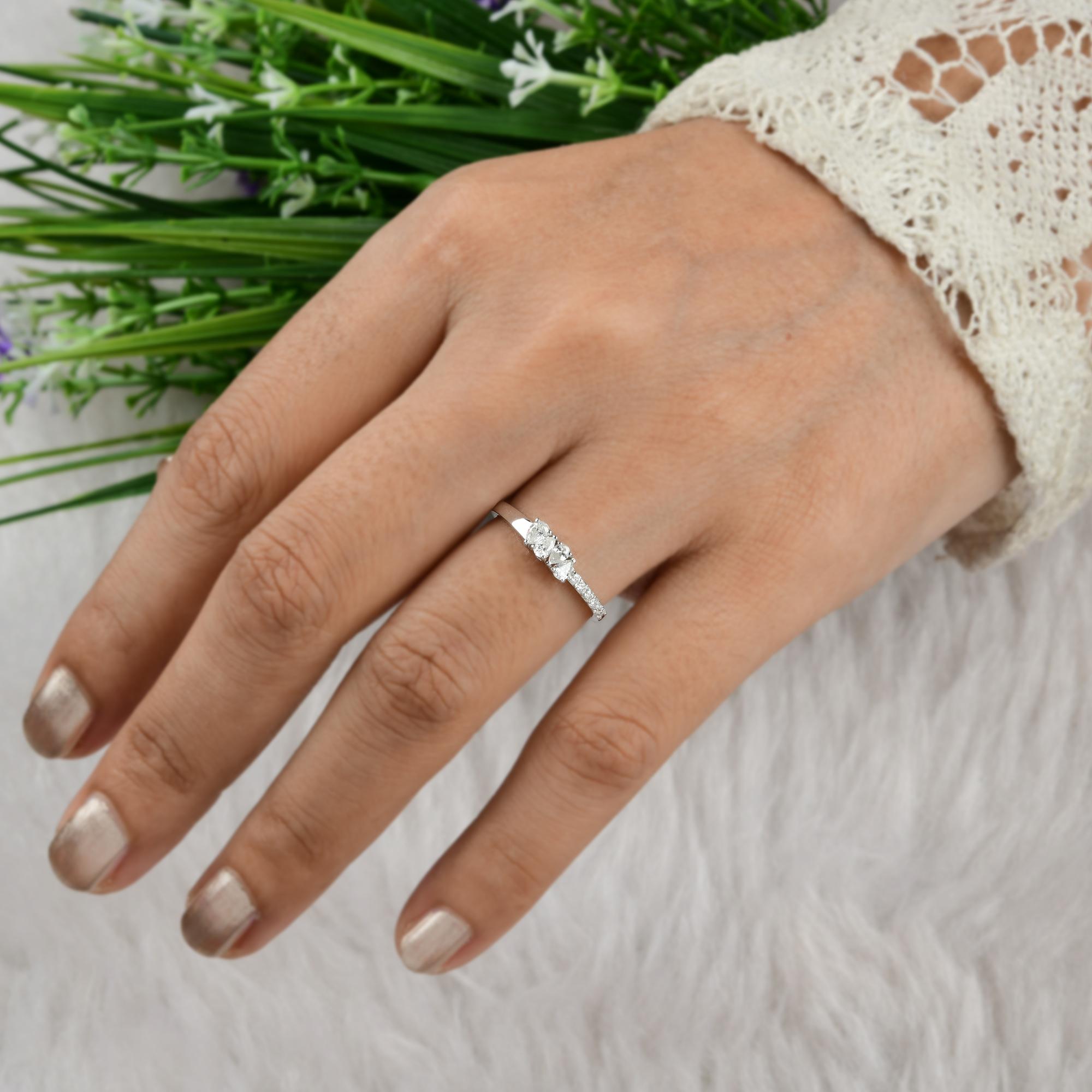 Moderno 0,32 Carati SI Chiarezza HI Colore Anello con diamante a forma di pera Oro bianco 18 carati in vendita