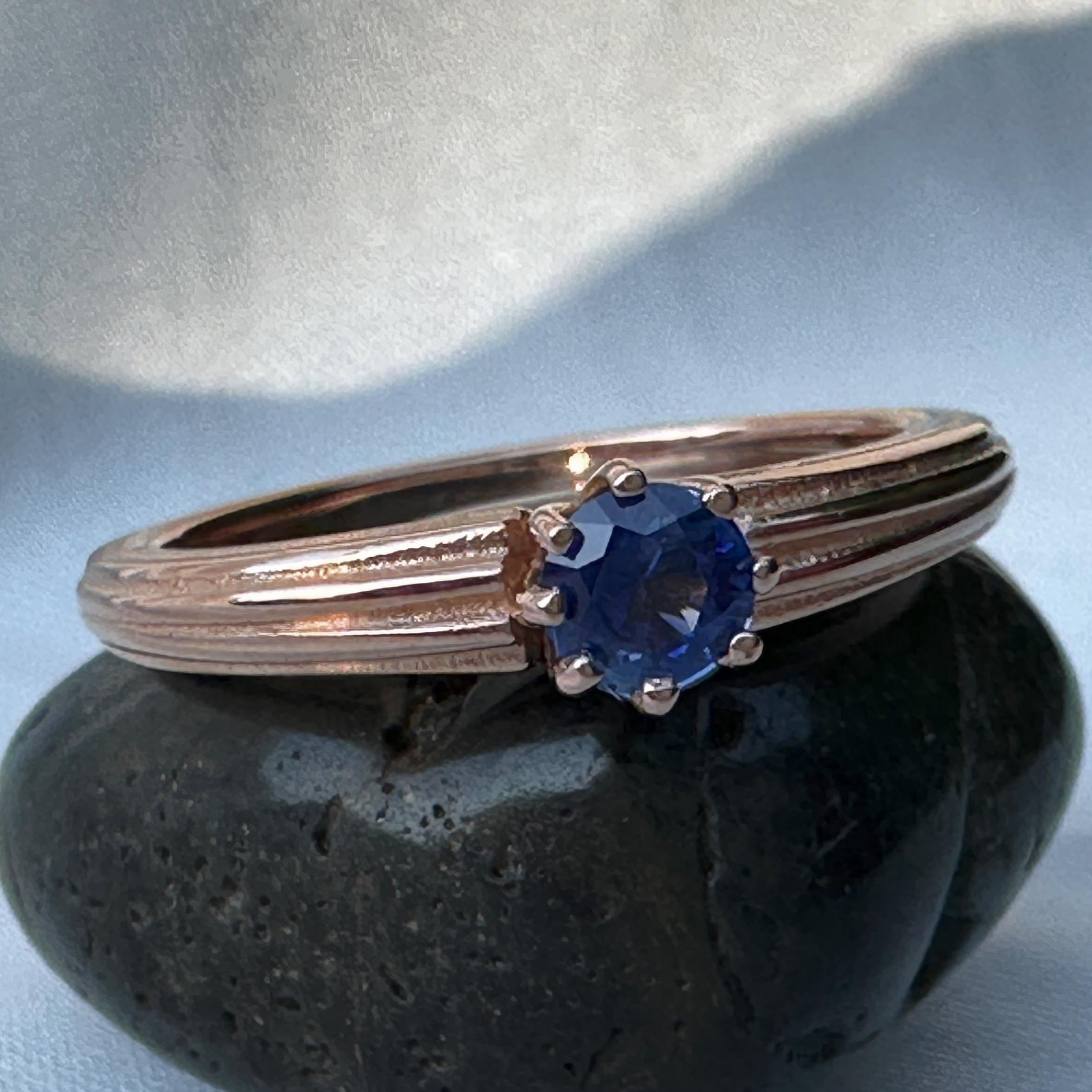 0.32 Carat Zambian Sapphire in Fluted & Tapered Rose Gold Solitaire Ring For Sale 5