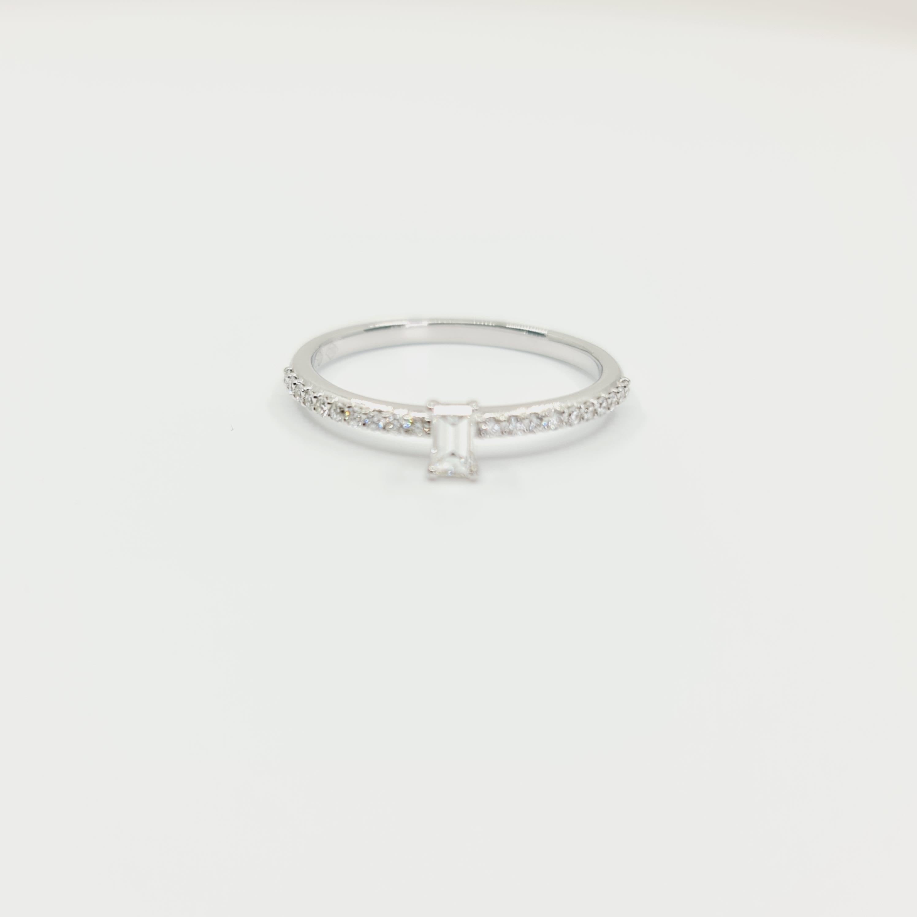 Moderne Bague en or blanc 18 carats avec diamants taille émeraude 0,32 carat F-G/VS en vente