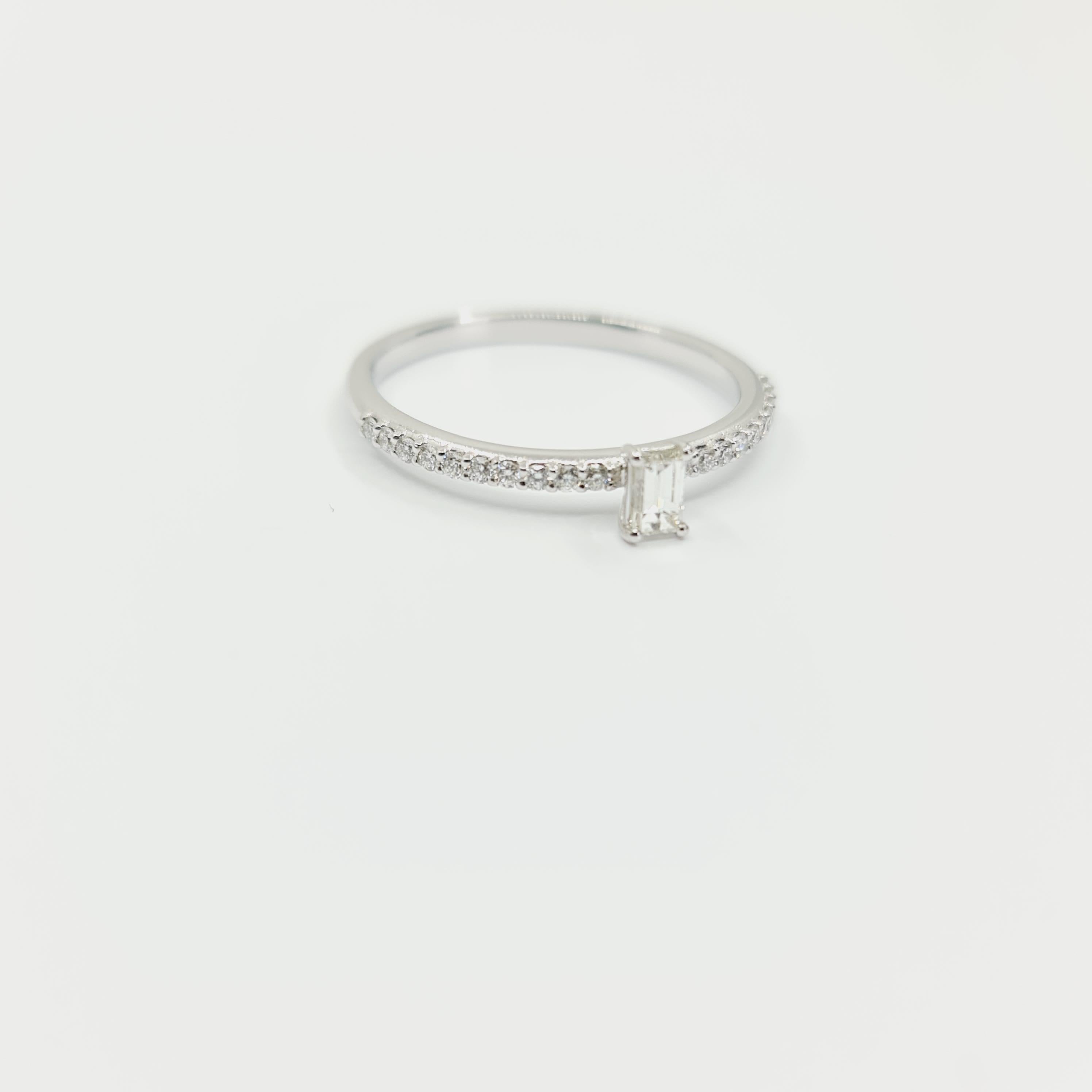 Taille émeraude Bague en or blanc 18 carats avec diamants taille émeraude 0,32 carat F-G/VS en vente