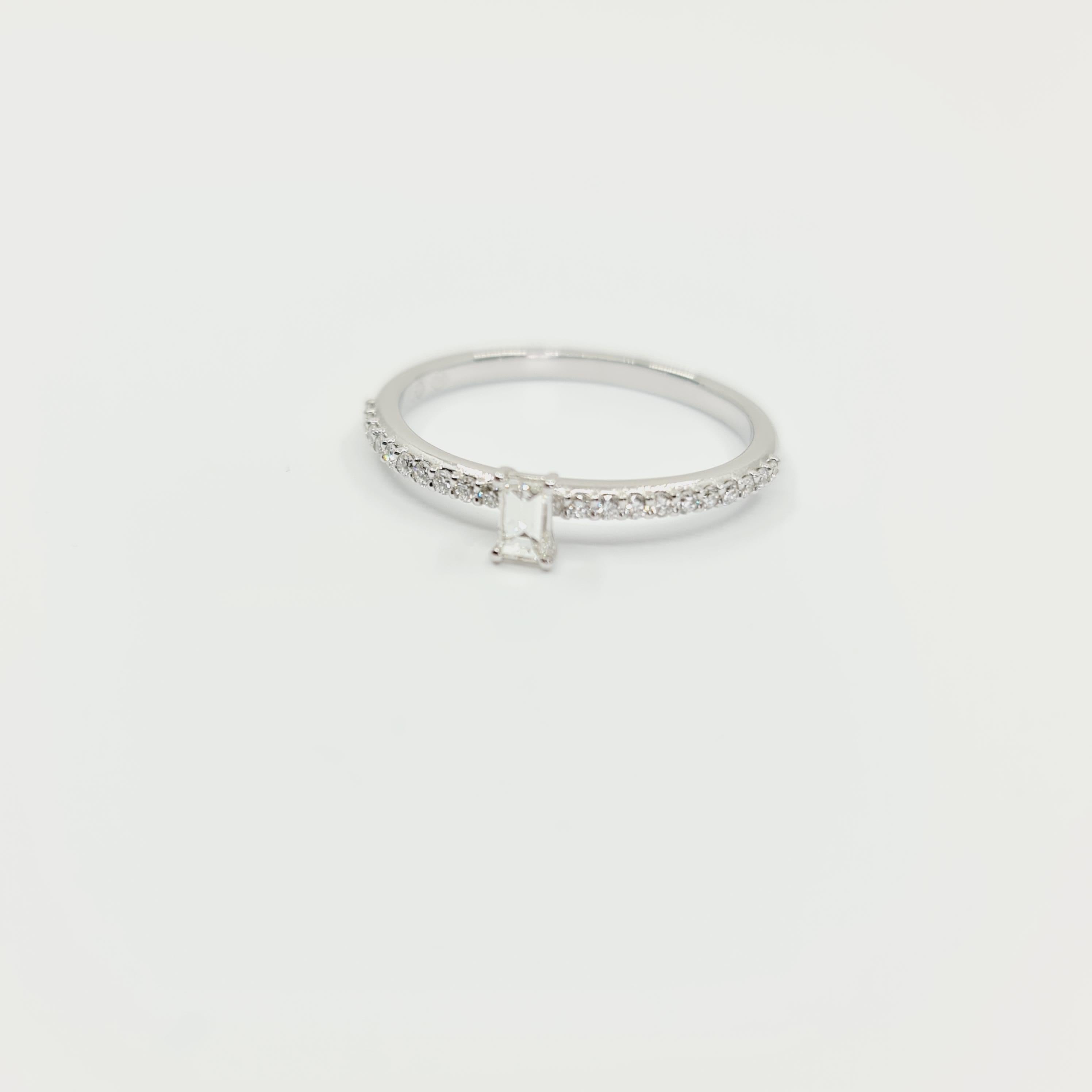 Bague en or blanc 18 carats avec diamants taille émeraude 0,32 carat F-G/VS Pour femmes en vente