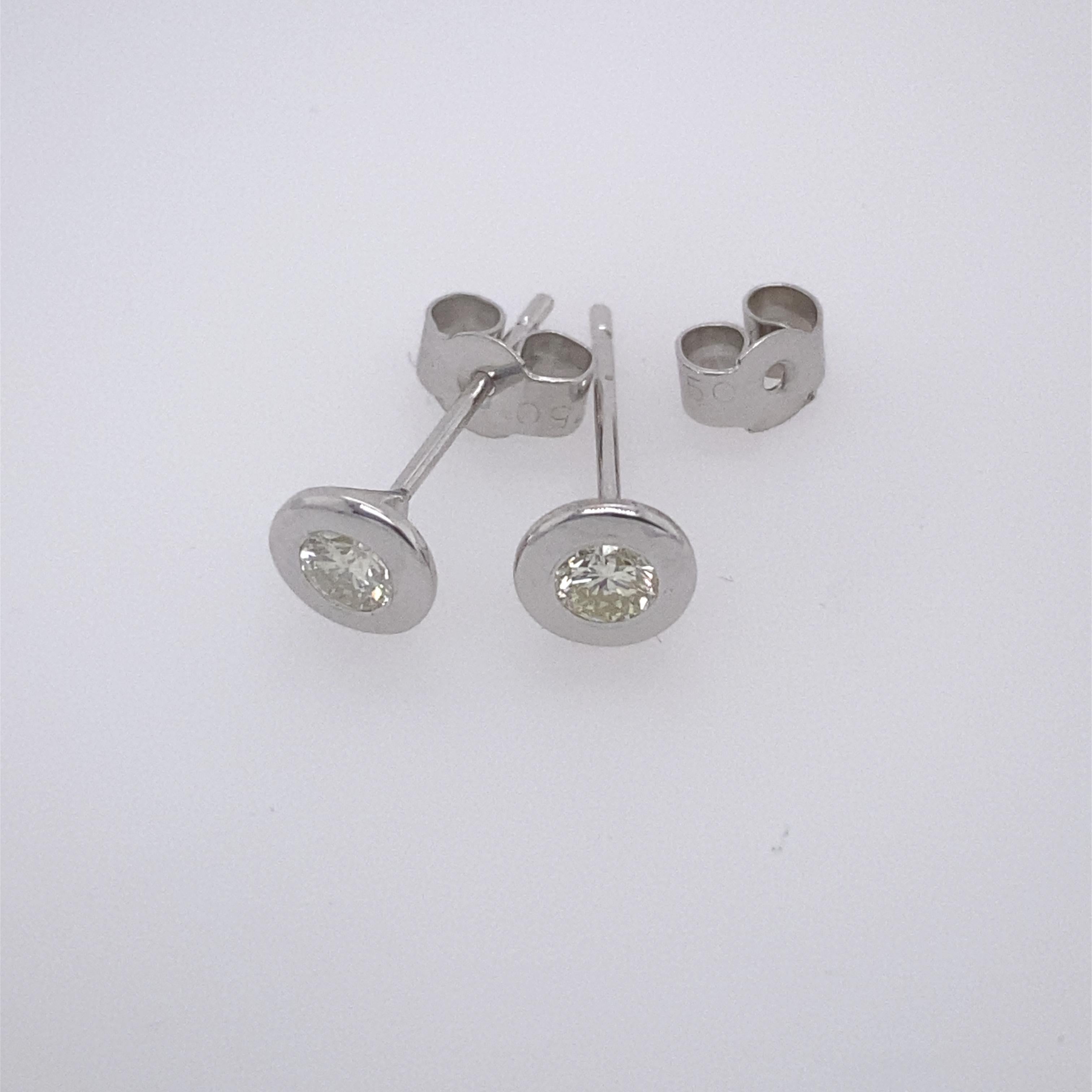0.32ct Diamond Studs Earrings in Rubover Setting in 18ct White Gold In New Condition For Sale In London, GB