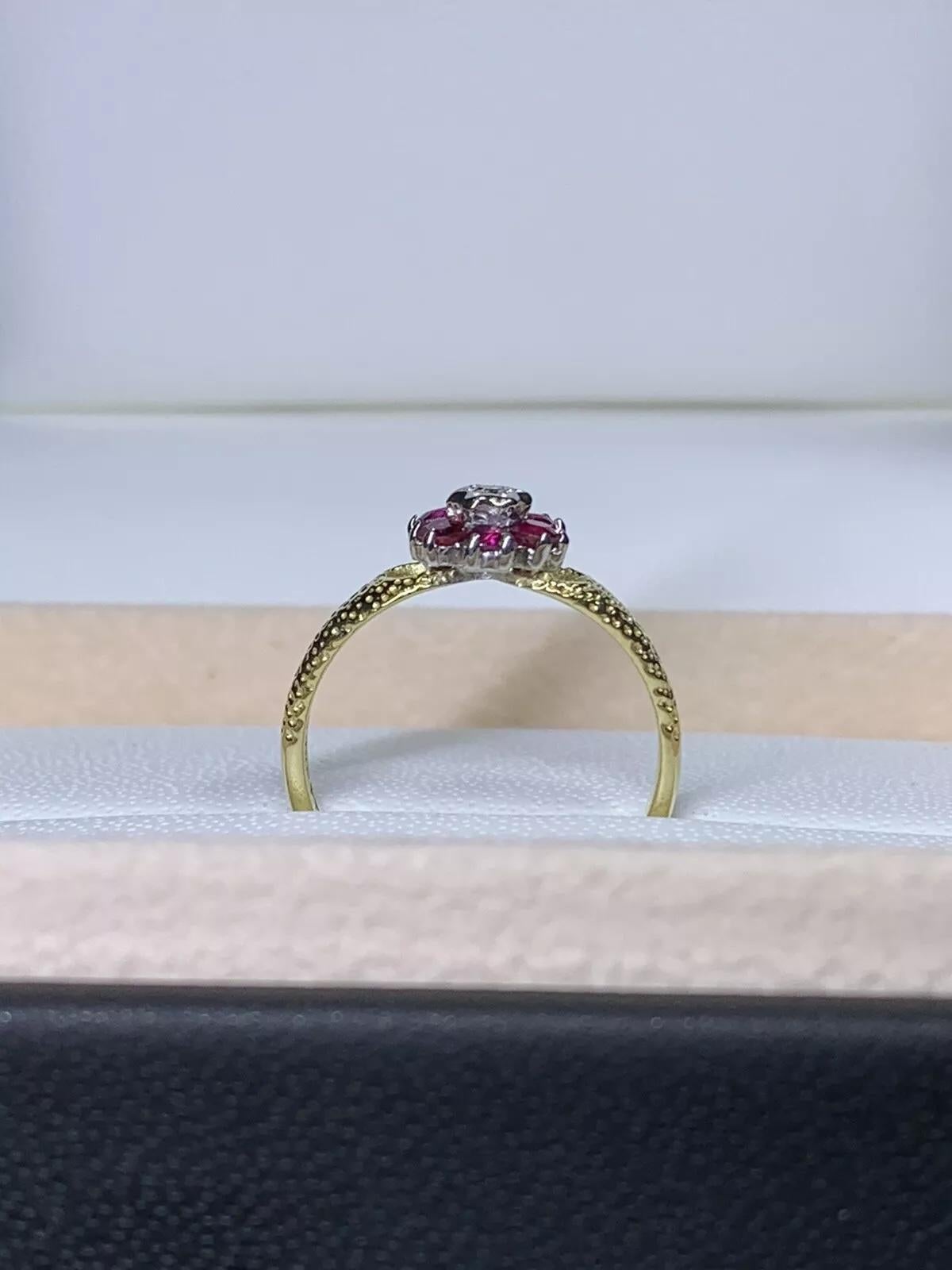 Bague de fiançailles vintage d'antiquités Ronette en or jaune 18 carats avec rubis et diamants 0,32 carat Unisexe en vente