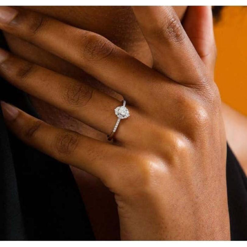 Moderno Anello di fidanzamento con diamante di ispirazione vintage da 0.32 carati in vendita