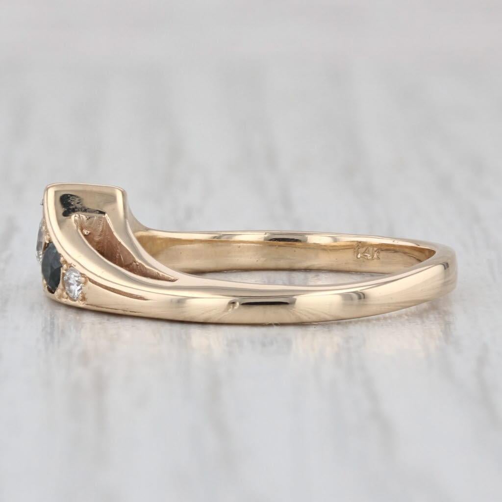 Informazioni sulla gemma:
- Zaffiri naturali -
Carati totali - 0,20ctw
Taglio - Rotondo
Colore - Blu scuro
Trattamento - Riscaldato

- Diamante Nature -
Carati - 0,12ct 
Taglio - Brillante rotondo
Colore - G - H.
Chiarezza - VS2 - SI1

Metallo: oro