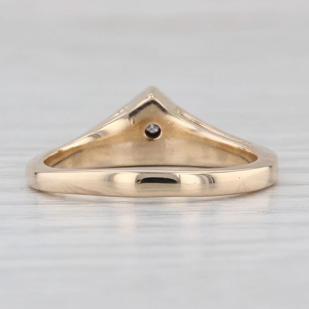 Taglio rotondo Anello a tre pietre con zaffiro e diamante da 0,32 ctw in oro giallo 14k, misura 6,5, impilabile in vendita