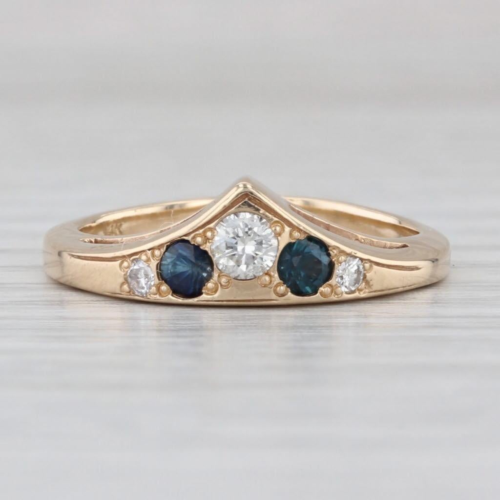Anello a tre pietre con zaffiro e diamante da 0,32 ctw in oro giallo 14k, misura 6,5, impilabile In condizioni buone in vendita a McLeansville, NC