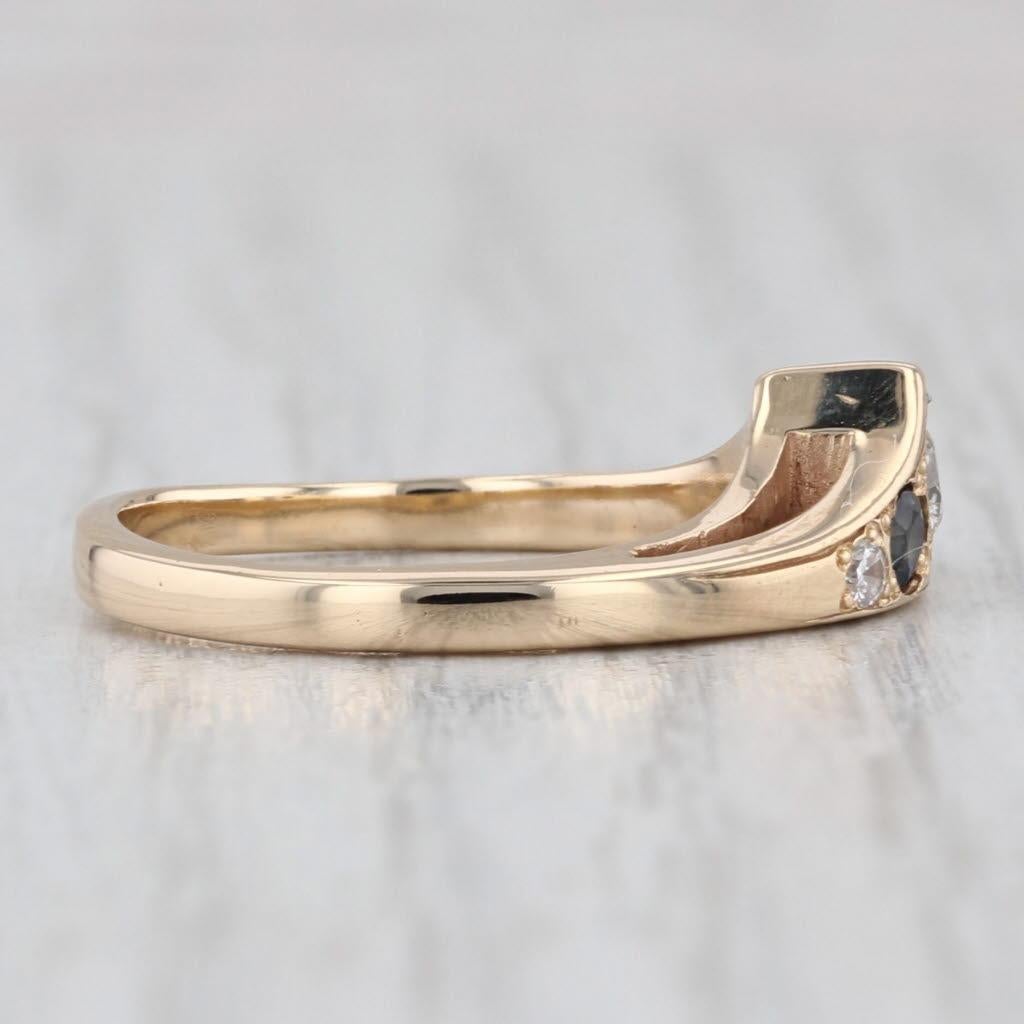 da uomo o donna Anello a tre pietre con zaffiro e diamante da 0,32 ctw in oro giallo 14k, misura 6,5, impilabile in vendita