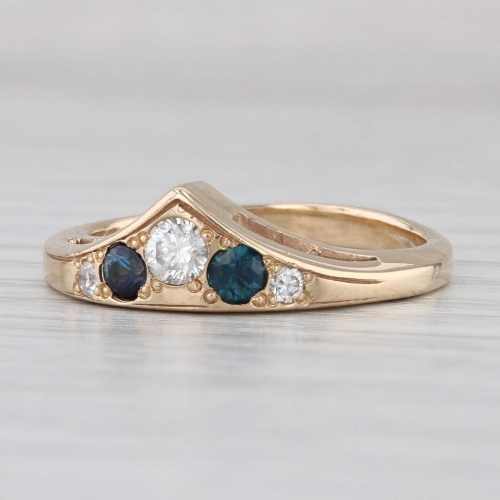 Anello a tre pietre con zaffiro e diamante da 0,32 ctw in oro giallo 14k, misura 6,5, impilabile in vendita 1