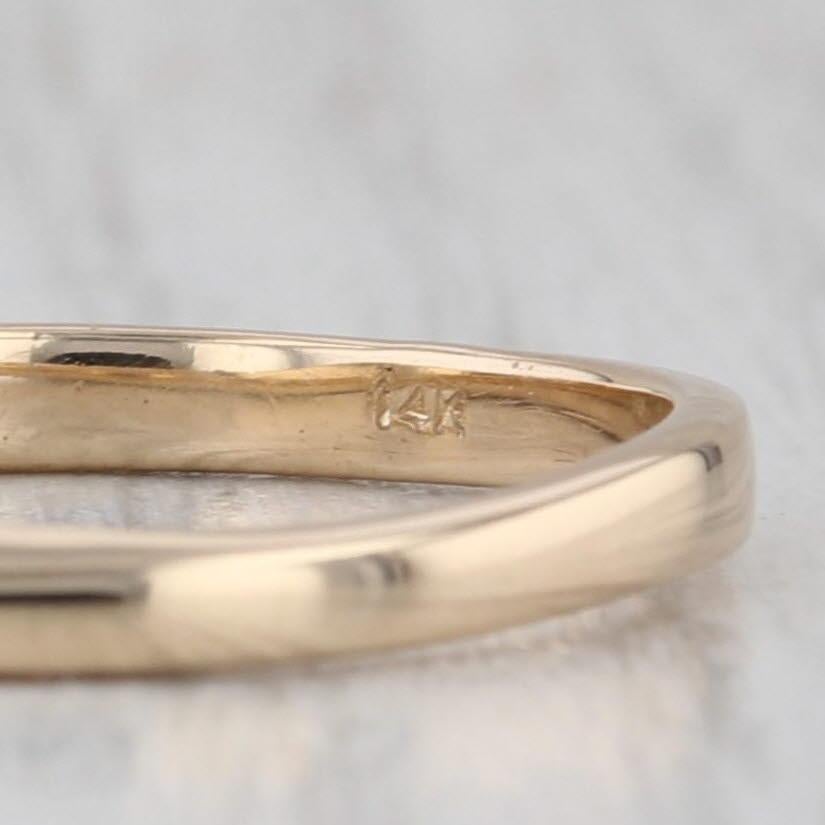 Anello a tre pietre con zaffiro e diamante da 0,32 ctw in oro giallo 14k, misura 6,5, impilabile in vendita 3