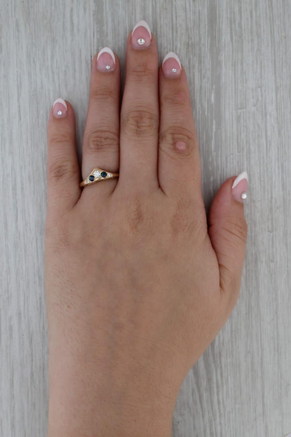 Anello a tre pietre con zaffiro e diamante da 0,32 ctw in oro giallo 14k, misura 6,5, impilabile in vendita 4