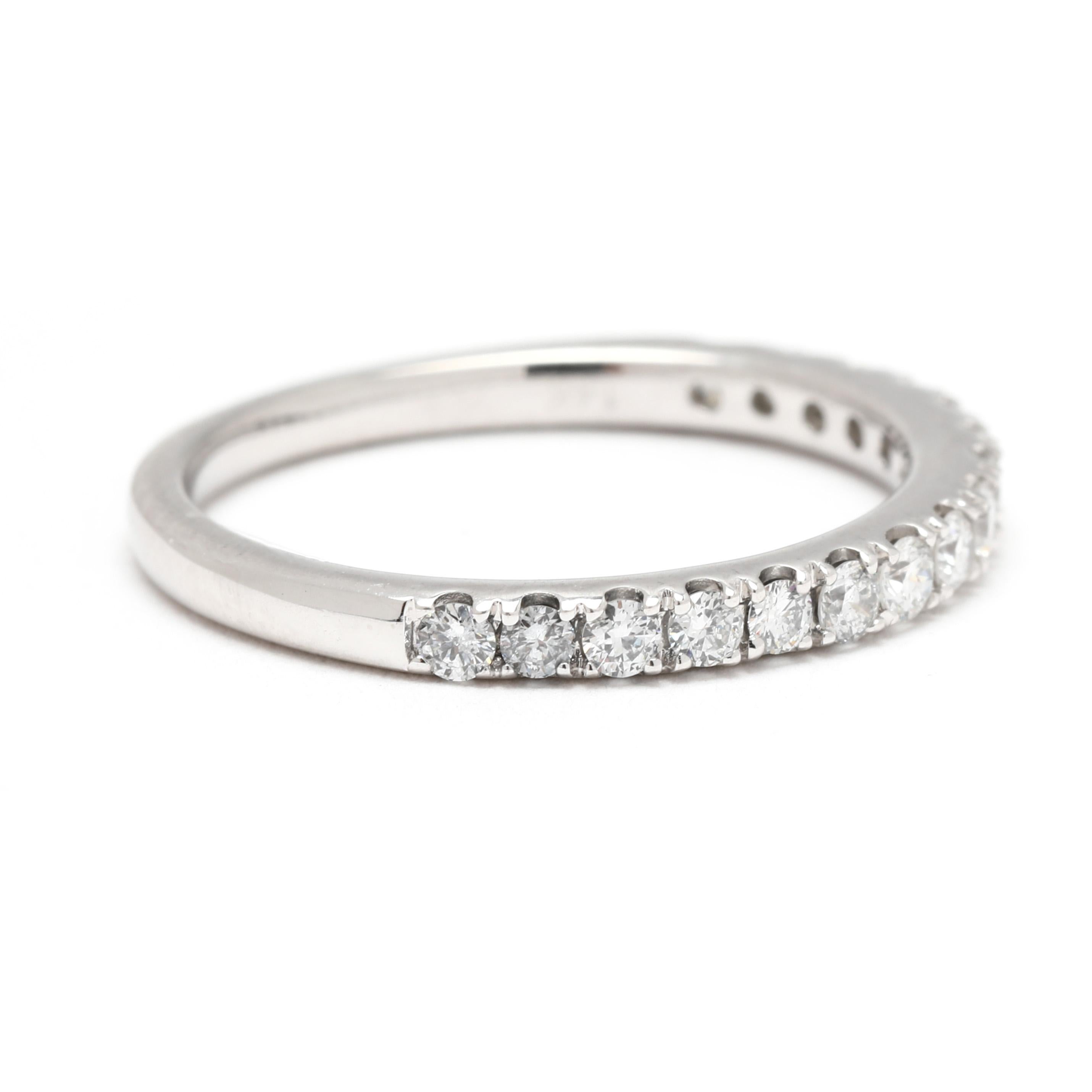 Eleganza nella tua collezione di gioielli con questo elegante anello a fascia sottile con diamante, realizzato in oro bianco 14 carati. Con 0,32 carati di diamanti scintillanti, questo anello misura 5 offre un design elegante e minimalista, perfetto