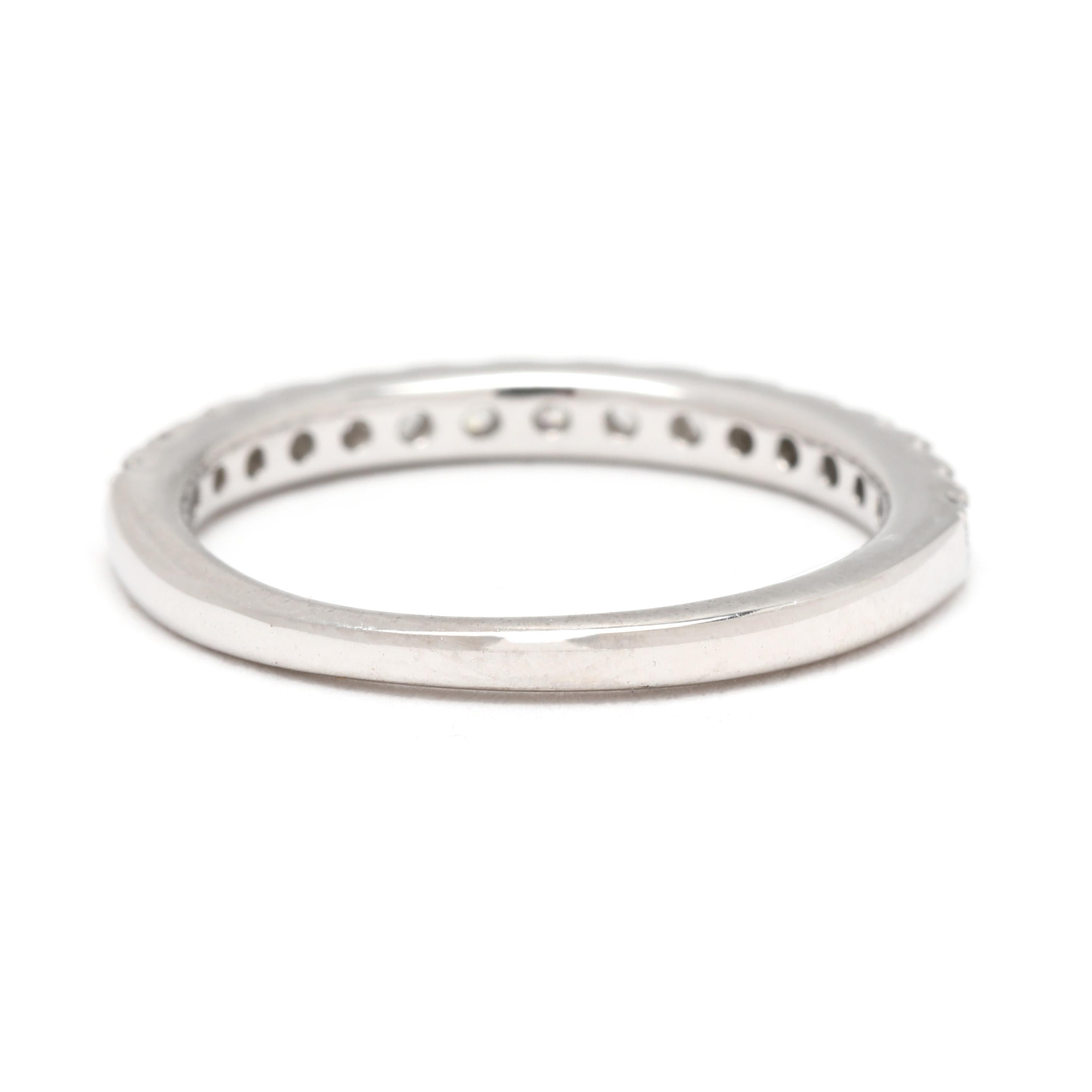 Taglio rotondo Anello a fascia sottile con diamante da 0,32ctw, oro bianco 14k, misura 5, impilabile in vendita