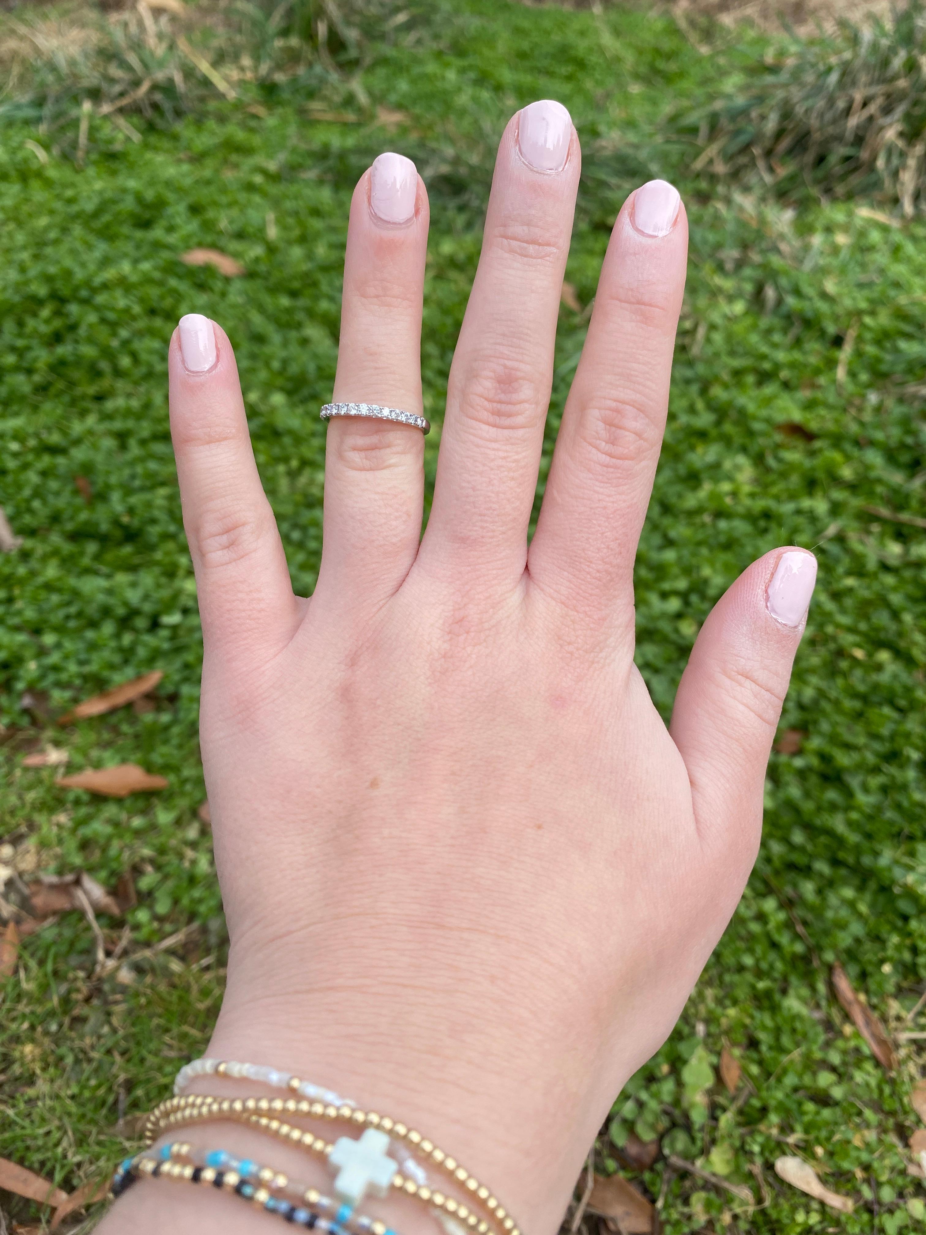 Anello a fascia sottile con diamante da 0,32ctw, oro bianco 14k, misura 5, impilabile in vendita 1