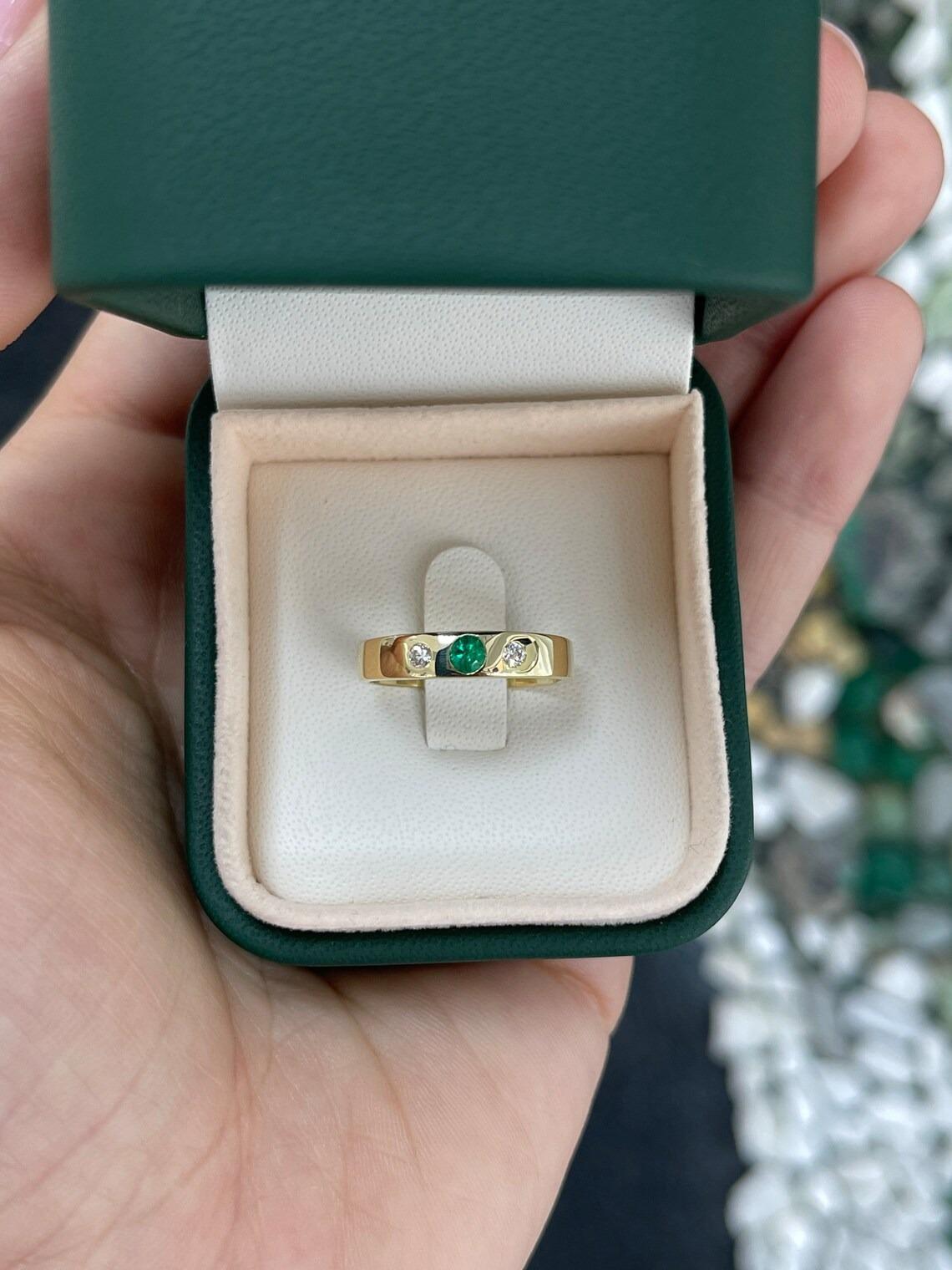 0.32tcw 14K Natural Round Cut Emerald & Diamond Trilogy 3 Stone Gold Band Ring In New Condition For Sale In Jupiter, FL