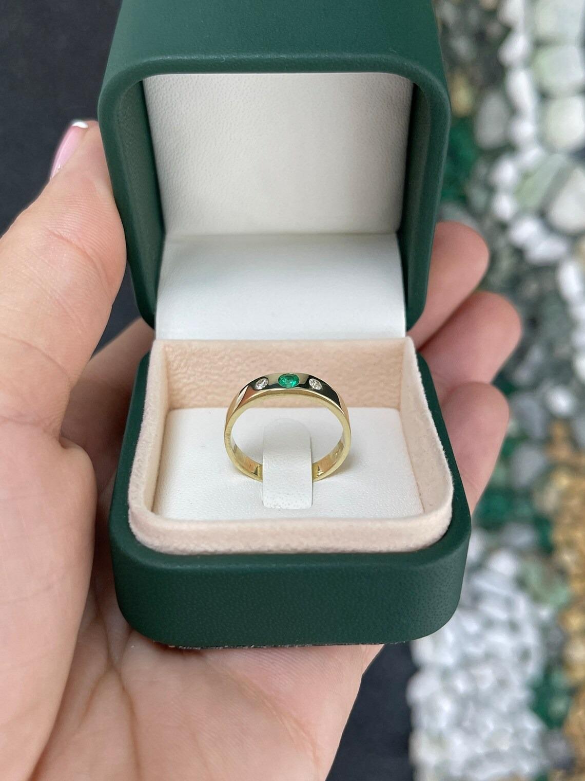 0.32tcw 14K Natural Round Cut Emerald & Diamond Trilogy 3 Stone Gold Band Ring For Sale 1