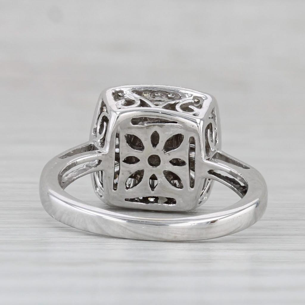 Taglio baguette Anello di fidanzamento con diamante aureolato da 0,32tw in oro bianco 14k misura 3,75 in vendita