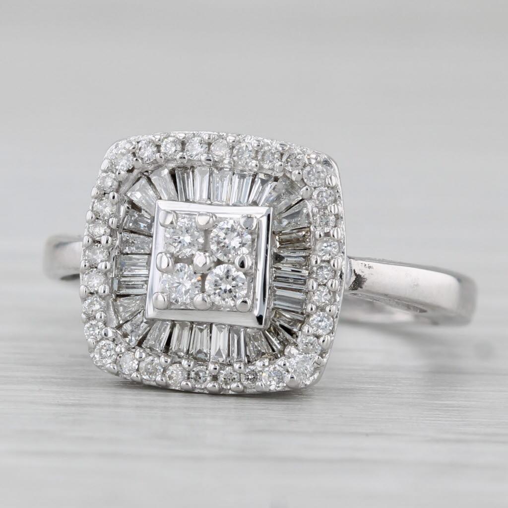 Anello di fidanzamento con diamante aureolato da 0,32tw in oro bianco 14k misura 3,75 in vendita 1