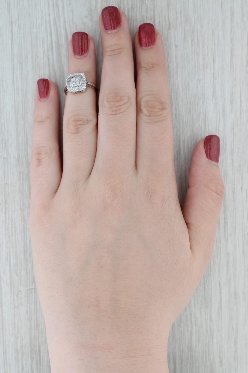 Anello di fidanzamento con diamante aureolato da 0,32tw in oro bianco 14k misura 3,75 in vendita 4
