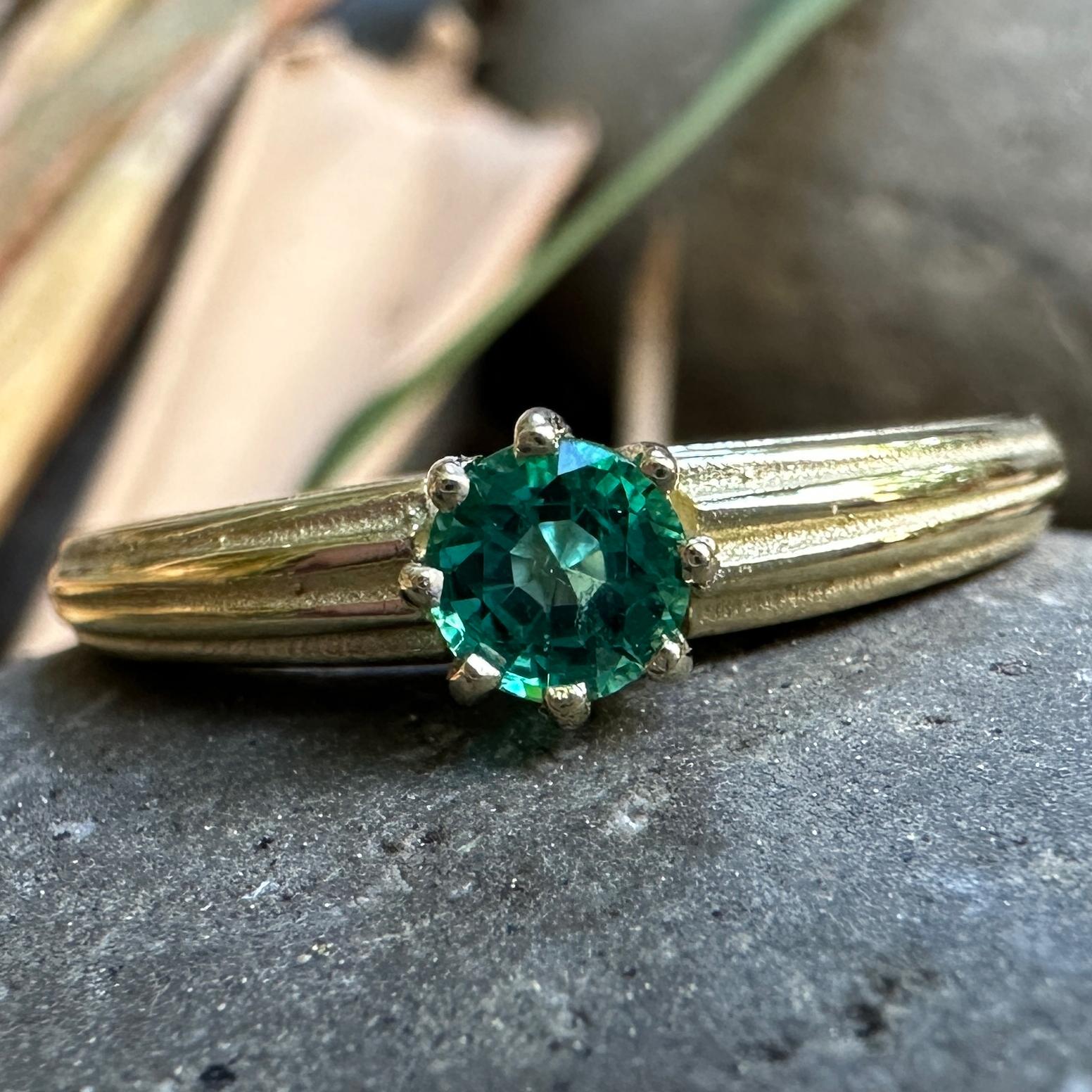 Esmeralda brasileña de 0,33 quilates en anillo solitario de oro amarillo de 18 quilates estriado y cónico en venta 4
