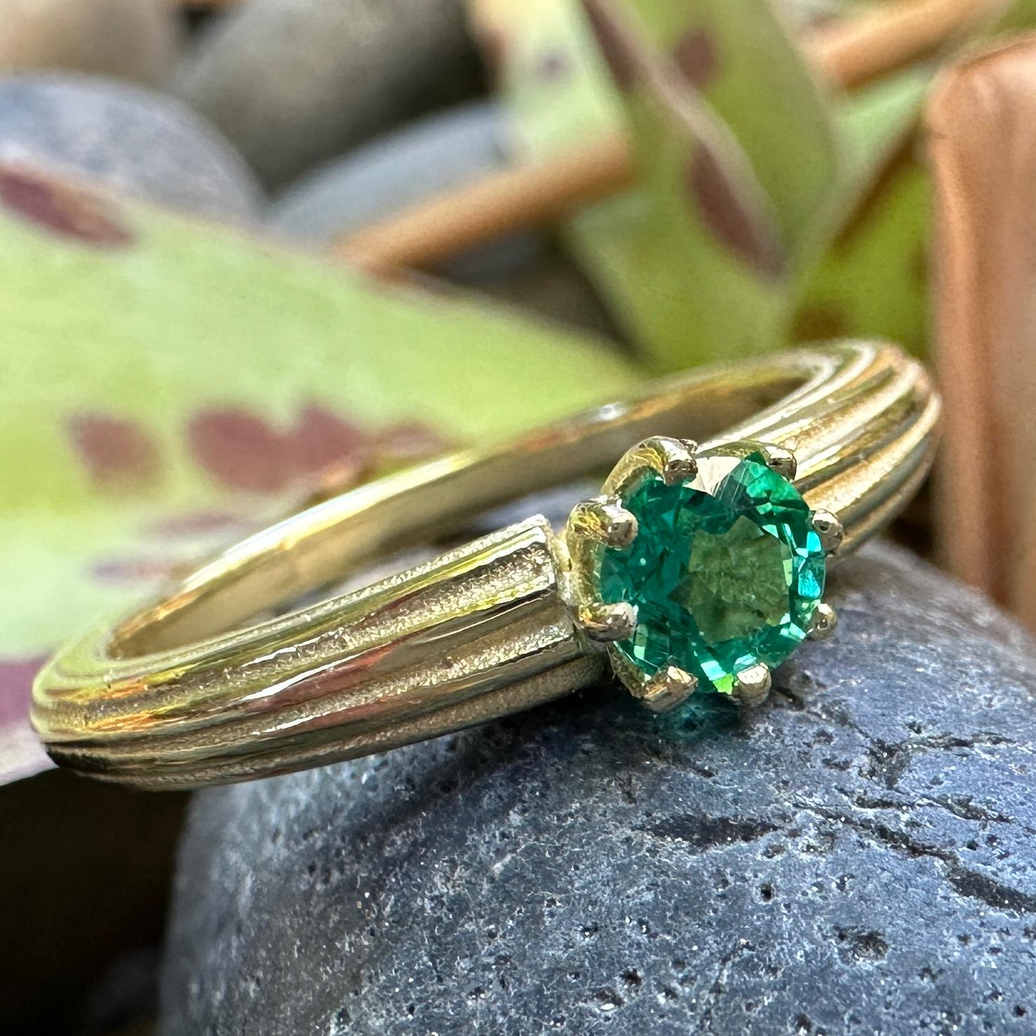 Esmeralda brasileña de 0,33 quilates en anillo solitario de oro amarillo de 18 quilates estriado y cónico en venta 5