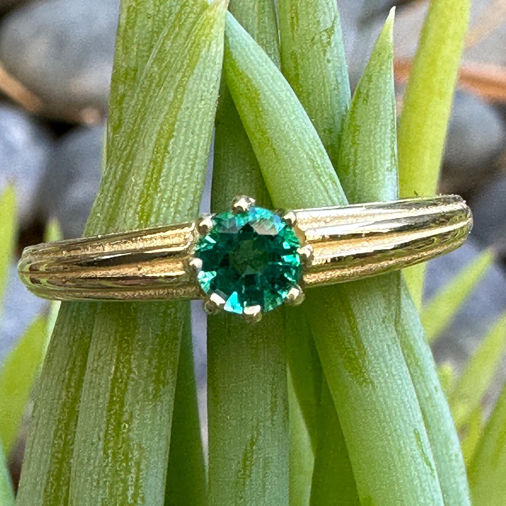 Esmeralda brasileña de 0,33 quilates en anillo solitario de oro amarillo de 18 quilates estriado y cónico en venta 6