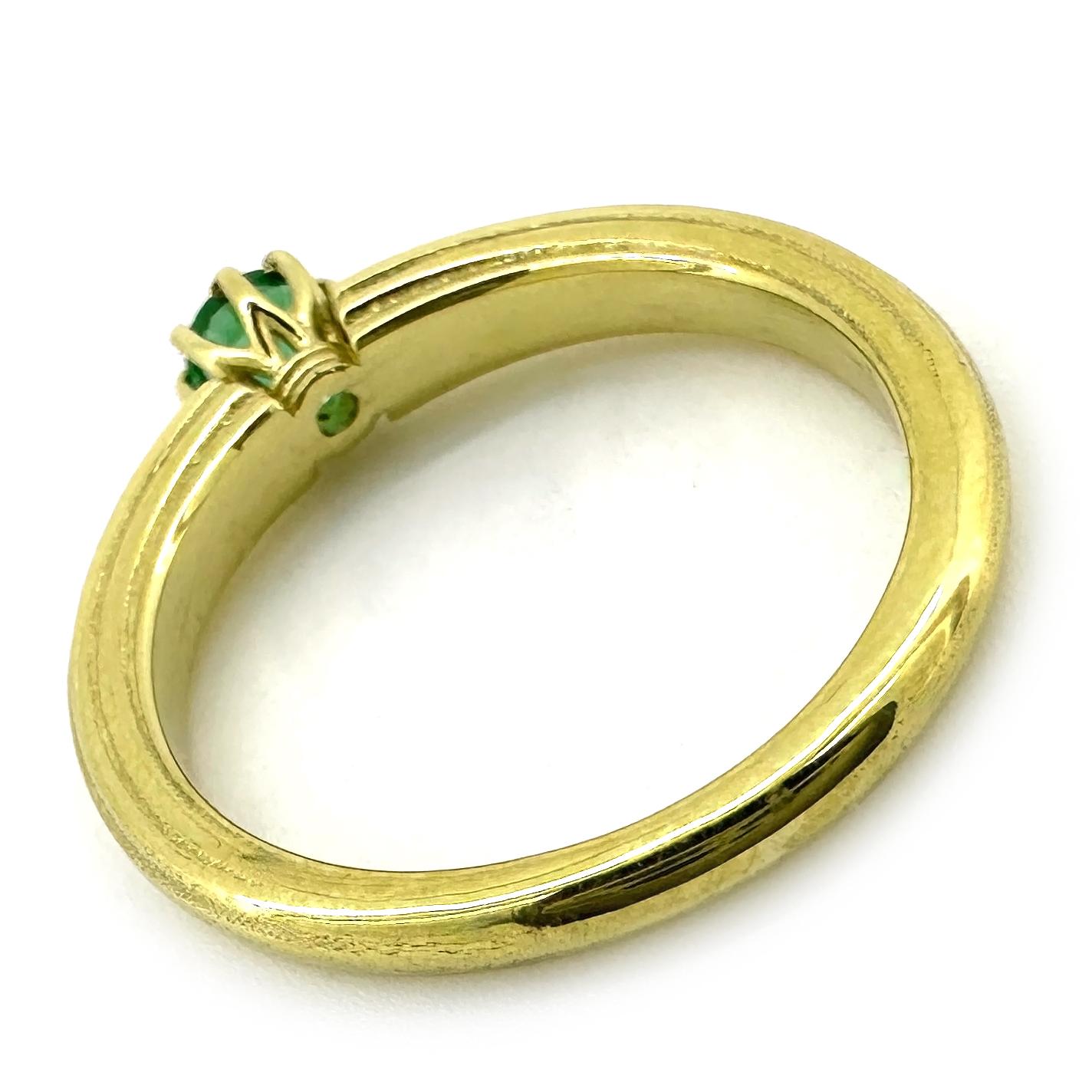 Esmeralda brasileña de 0,33 quilates en anillo solitario de oro amarillo de 18 quilates estriado y cónico en venta 7