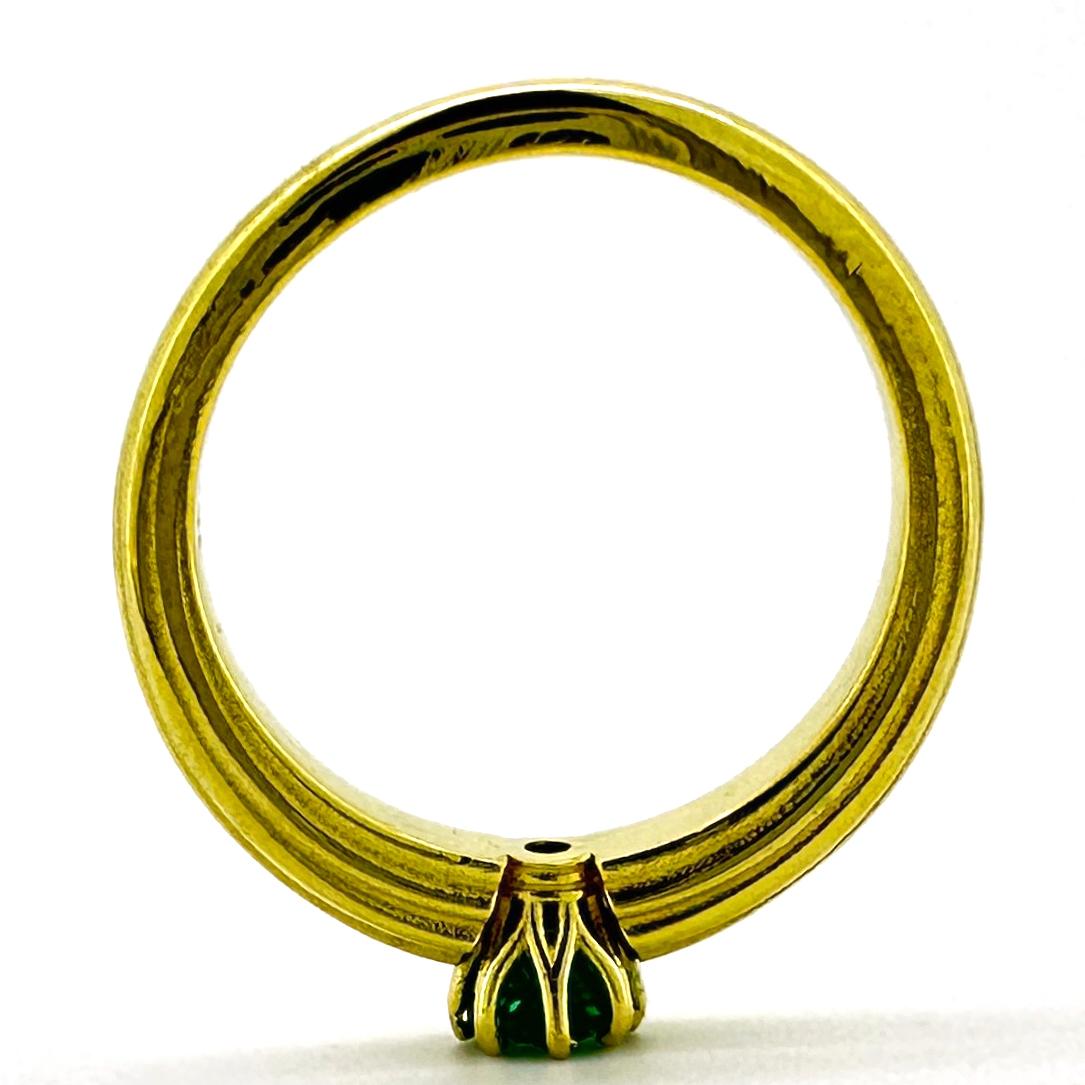 Esmeralda brasileña de 0,33 quilates en anillo solitario de oro amarillo de 18 quilates estriado y cónico en venta 8