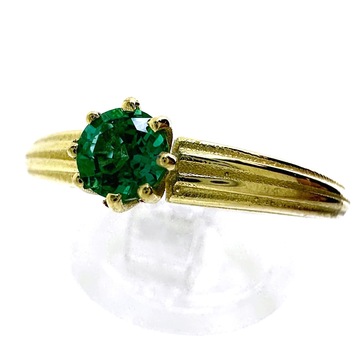Eytan basó el diseño de este anillo en un antiguo anillo de compromiso checo que pasó por la tienda hace años.  Es sencillo, bien equilibrado y sustancioso.  La parte delantera plisada se estrecha hasta una  banda pulida de media caña.  

El centro