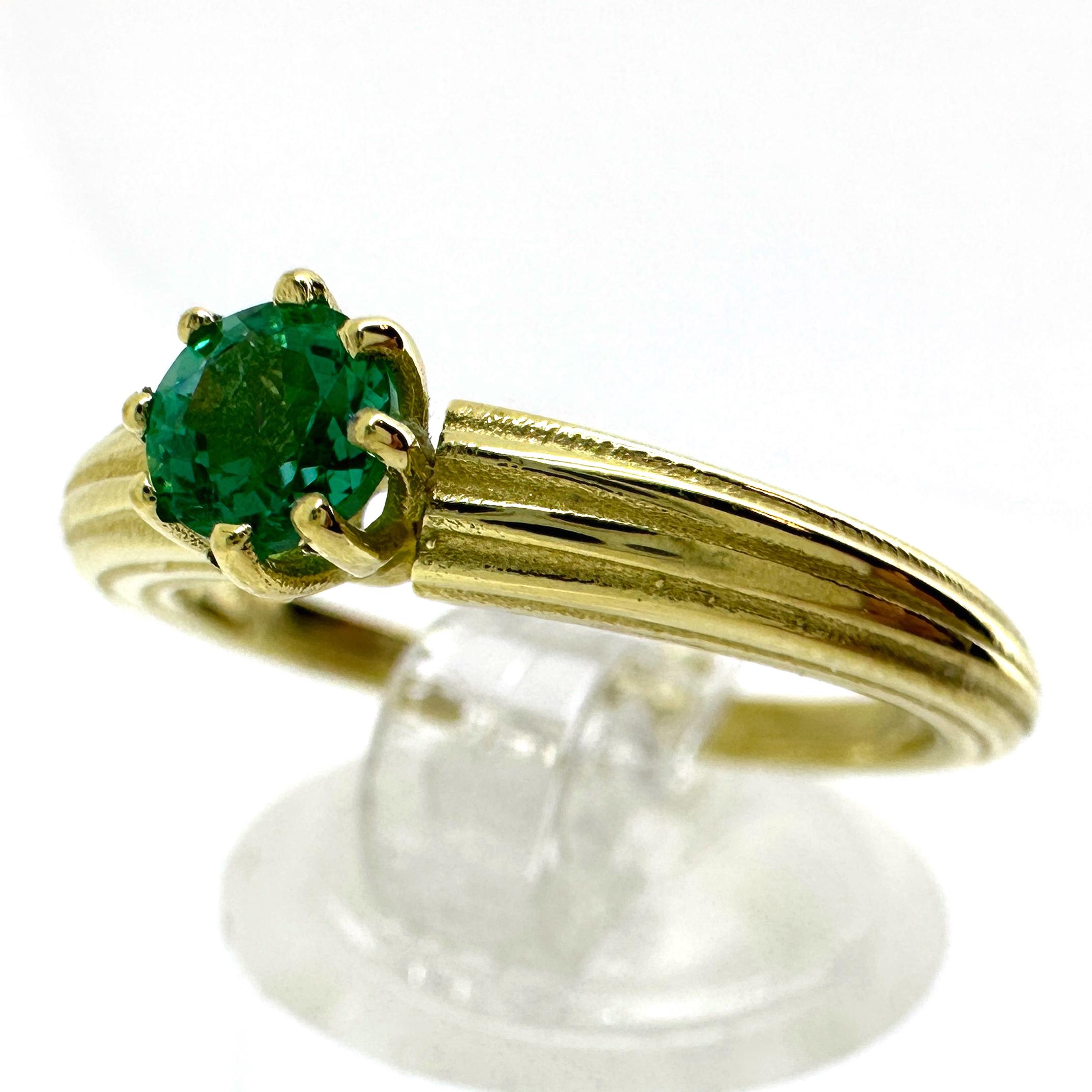 Esmeralda brasileña de 0,33 quilates en anillo solitario de oro amarillo de 18 quilates estriado y cónico Contemporáneo en venta