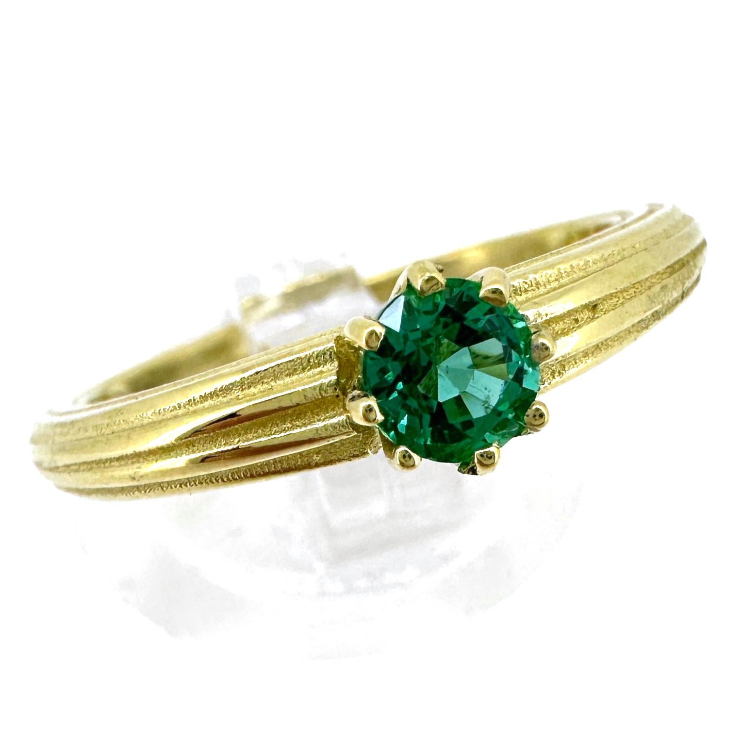 Esmeralda brasileña de 0,33 quilates en anillo solitario de oro amarillo de 18 quilates estriado y cónico Corte mixto en venta