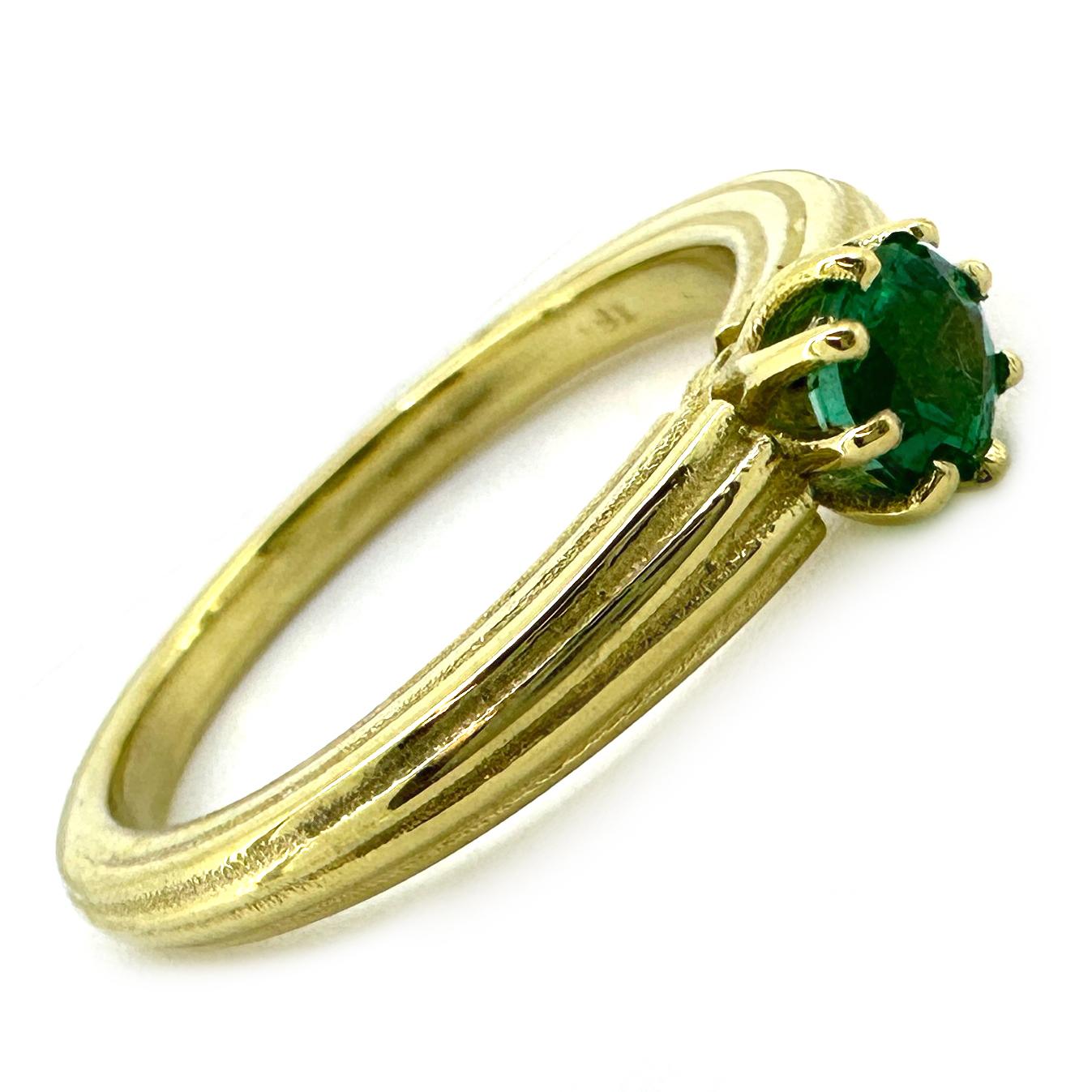 Esmeralda brasileña de 0,33 quilates en anillo solitario de oro amarillo de 18 quilates estriado y cónico en Nuevo estado para la venta en Sherman Oaks, CA