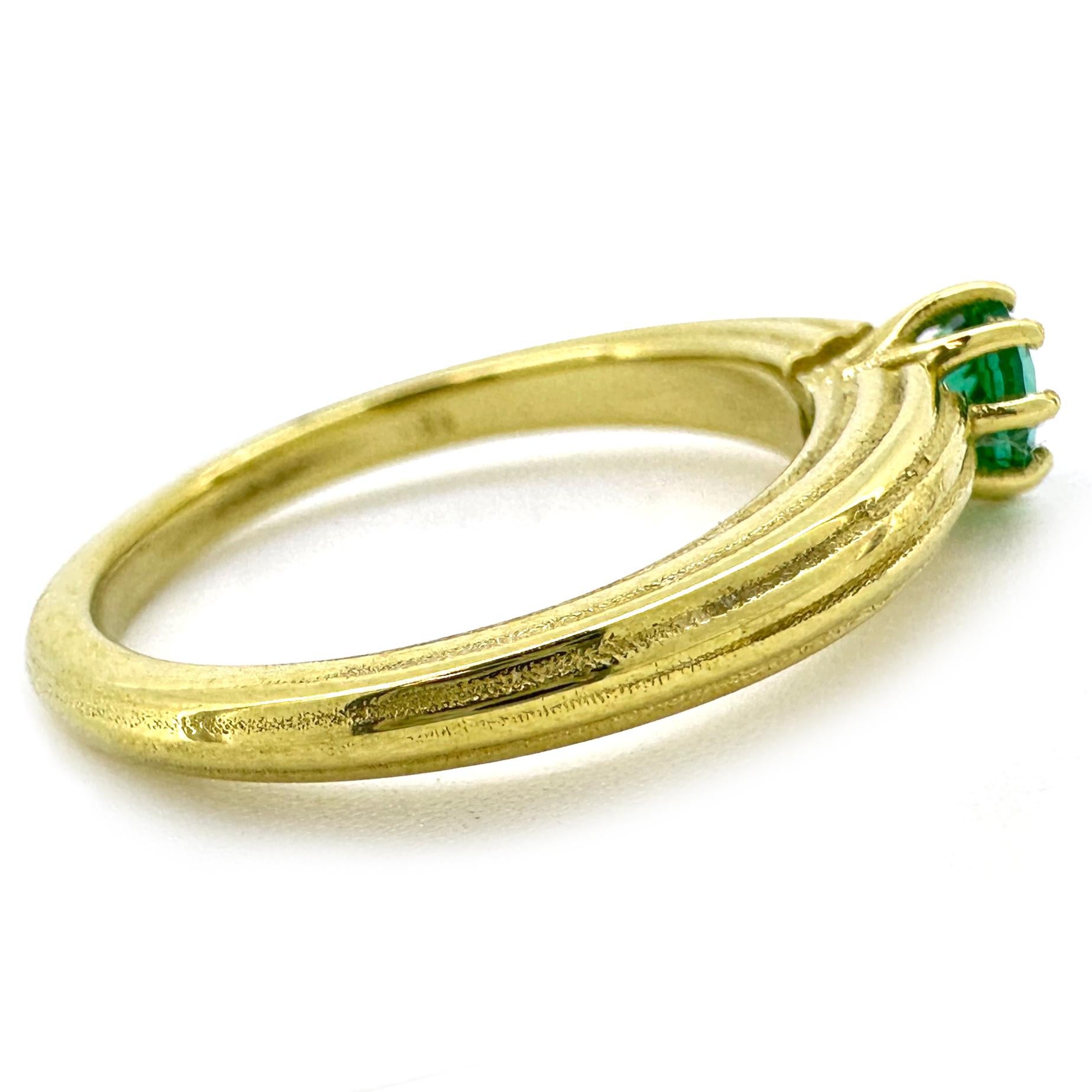 Femenino o masculino Esmeralda brasileña de 0,33 quilates en anillo solitario de oro amarillo de 18 quilates estriado y cónico en venta
