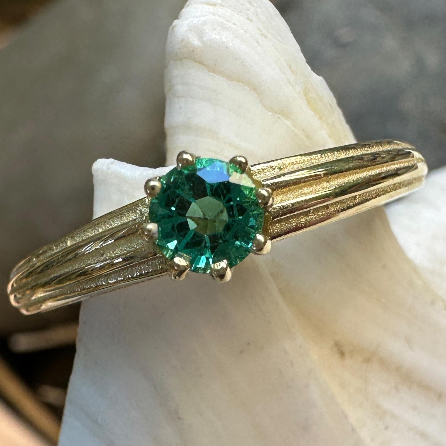 Esmeralda brasileña de 0,33 quilates en anillo solitario de oro amarillo de 18 quilates estriado y cónico en venta 1