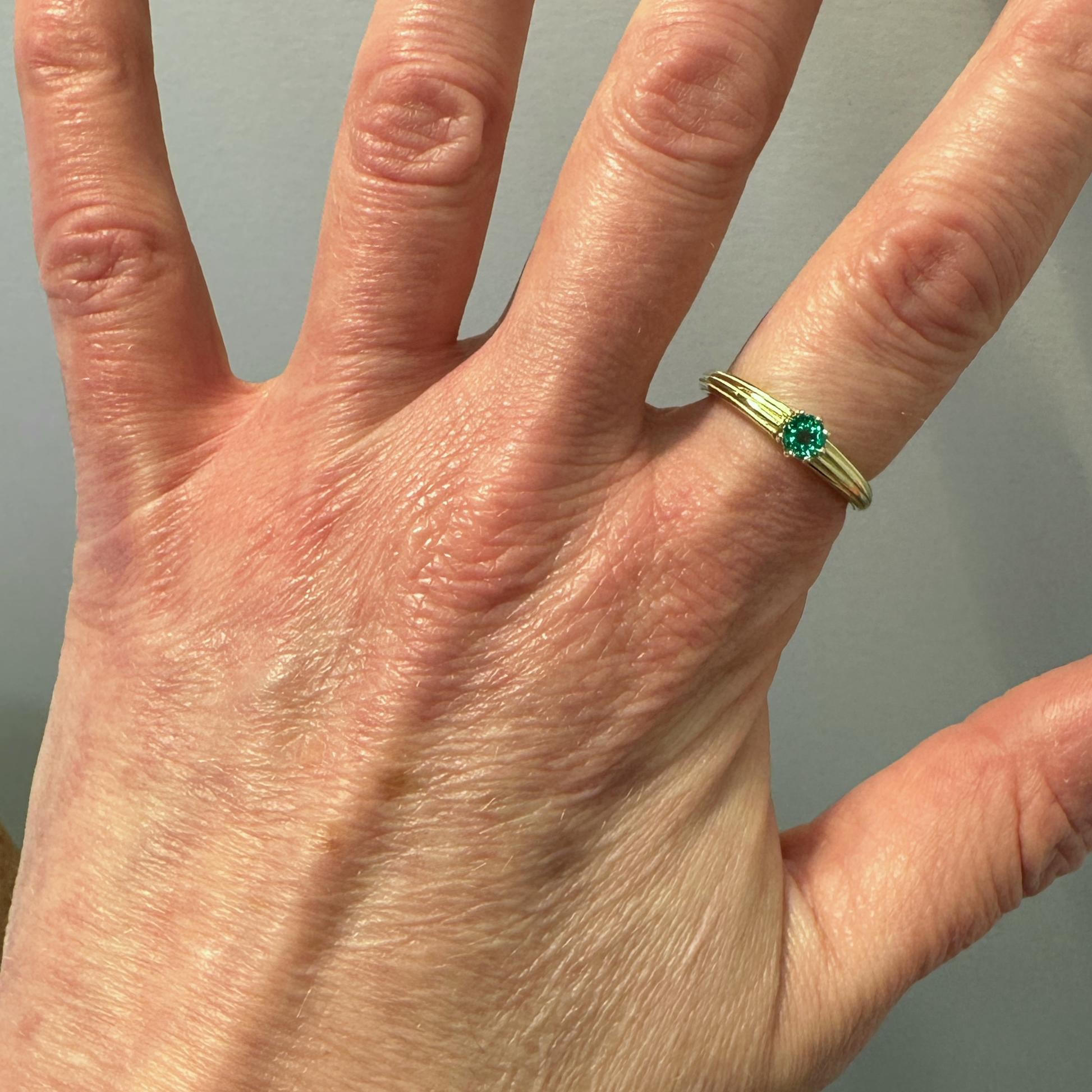 Esmeralda brasileña de 0,33 quilates en anillo solitario de oro amarillo de 18 quilates estriado y cónico en venta 3